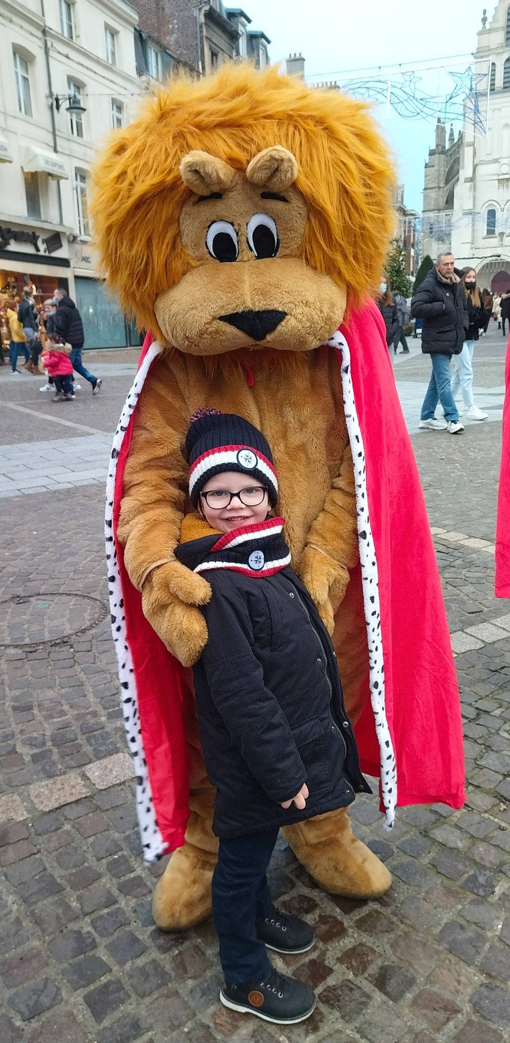 Malonn participe au concours pour gagner de l'argent avec cette photo : clothing, fun, fur_clothing, happy, hat, headgear, headwear, human, jacket, joy, mascot, orange, outerwear, person, pink, plant, recreation, shoe, smile, sunglasses