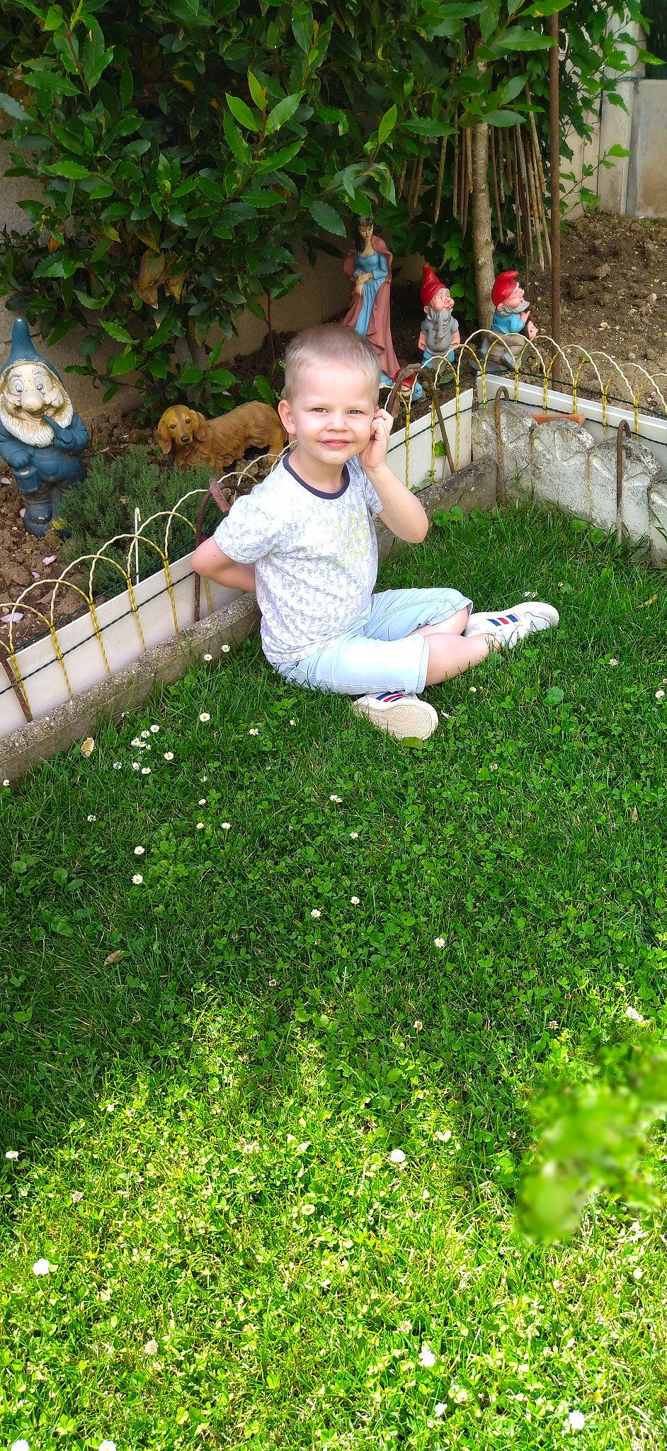 Malonn participe au concours pour gagner de l'argent avec cette photo : baby, baby_toddler_clothing, child, garden, gardening, grass, grass_family, grassland, groundcover, happy, joy, landscaping, lawn, leisure, people_in_nature, person, plant, shrub, sitting, smile