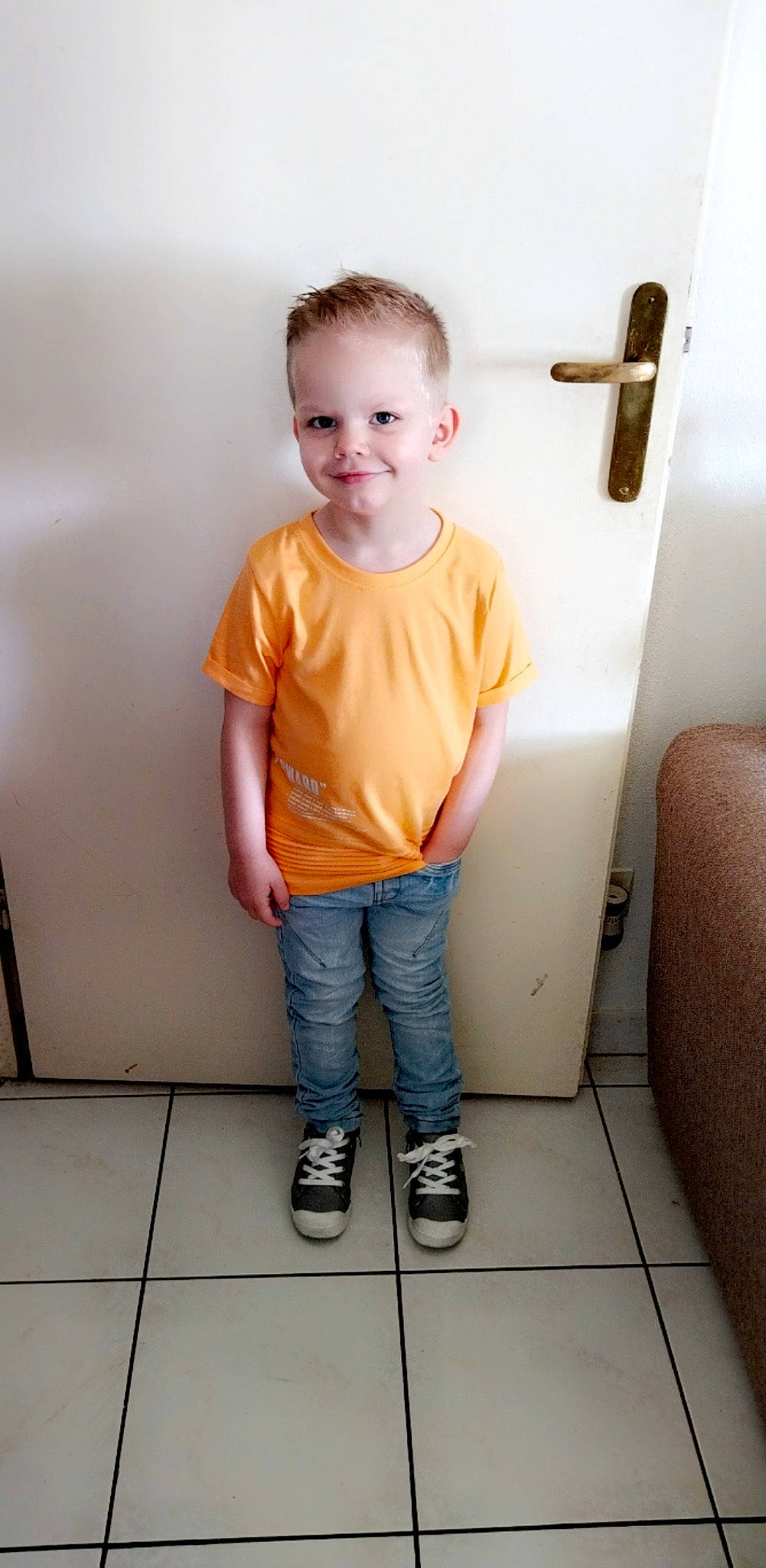 Malonn a rejoint le concours — aidez-le/la à gagner de superbes lots ! baby_toddler_clothing, child, denim, elbow, face, flooring, hair, happy, human_leg, jeans, joint, joy, knee, leg, person, shorts, shoulder, sleeve, smile, t_shirt