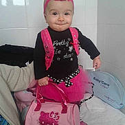 Angelina participe au concours pour gagner de l'argent avec cette photo :