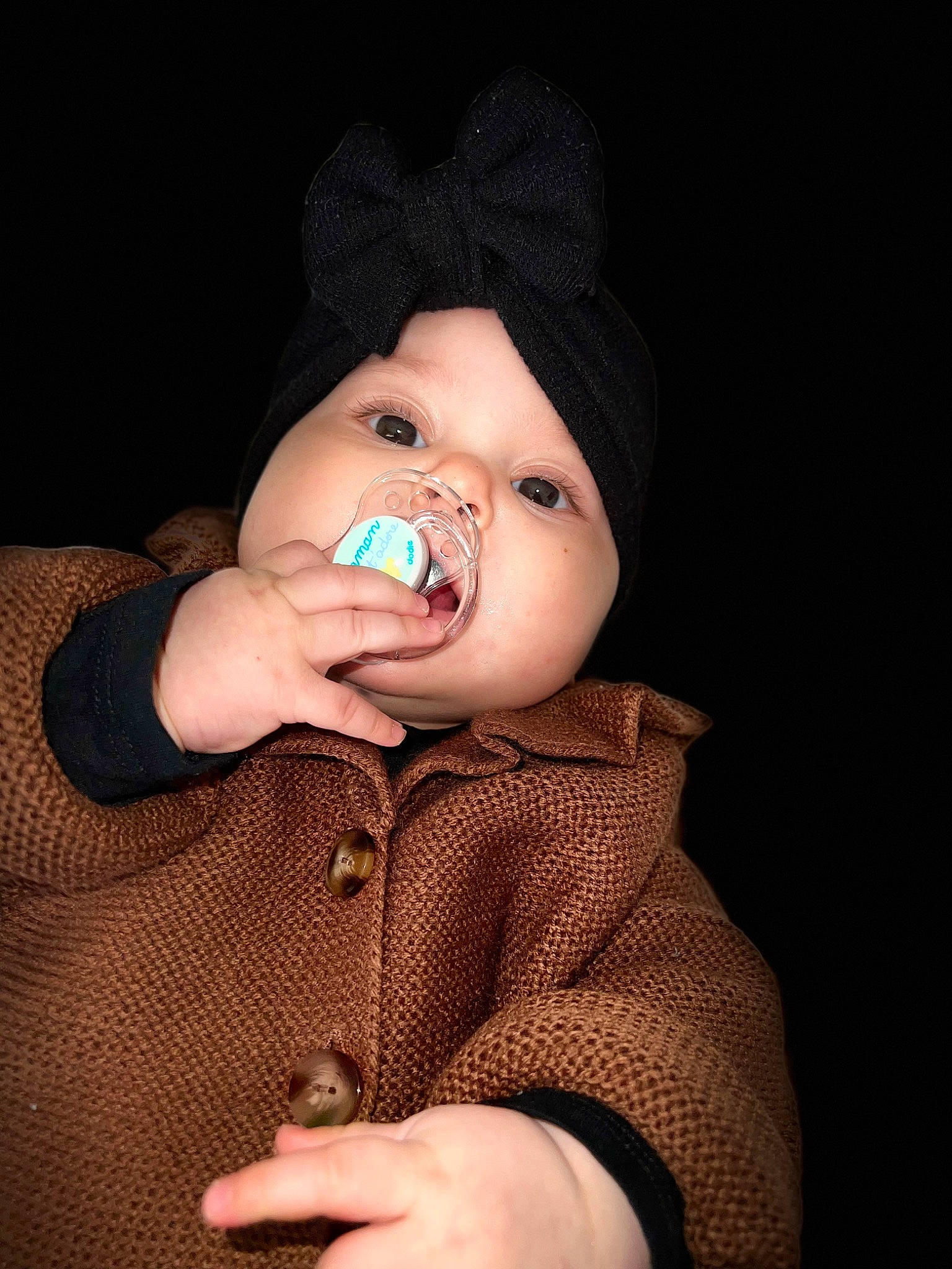 Kelssy a rejoint le concours — aidez-le/la à gagner de superbes lots ! baby, baby_toddler_clothing, button, cap, cheek, child, collar, eyelash, finger, flash_photography, gesture, hat, headwear, lip, mouth, nail, nose, person, skin, sleeve