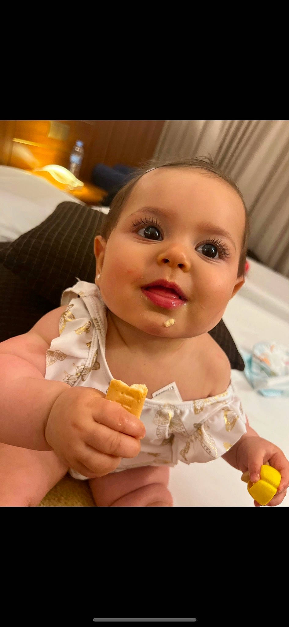 Kelssy a rejoint le concours — aidez-le/la à gagner de superbes lots ! baby, baby_toddler_clothing, cheek, eyelash, finger, food_craving, gesture, happy, iris, junk_food, lip, mouth, nail, nose, orange, person, skin, smile, sweetness, thumb