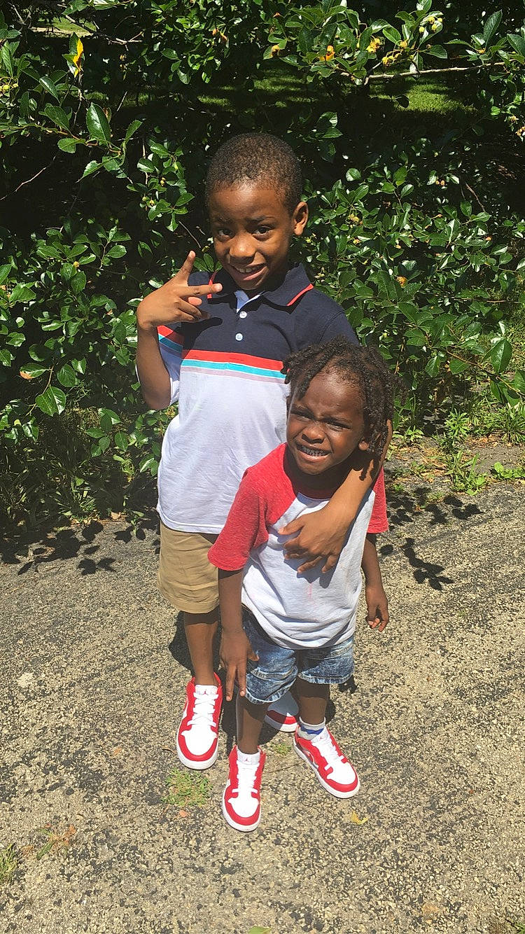 Demajre is registered to the contest to win money with this photo: adaptation, baby_toddler_clothing, child, fun, gesture, grass, happy, leaf, leg, leisure, people_in_nature, person, plant, shoe, shorts, smile, sneakers, soil, t_shirt, toddler