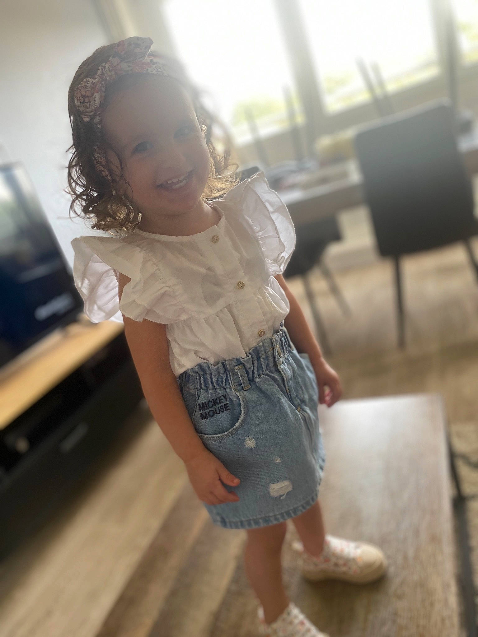 Inaya participe au concours pour gagner de l'argent avec cette photo : black_hair, face, fashion_design, flash_photography, flip_flops, flooring, footwear, hair, happy, head, joy, leg, long_hair, person, plant, skin, sleeve, standing, street_fashion, thigh