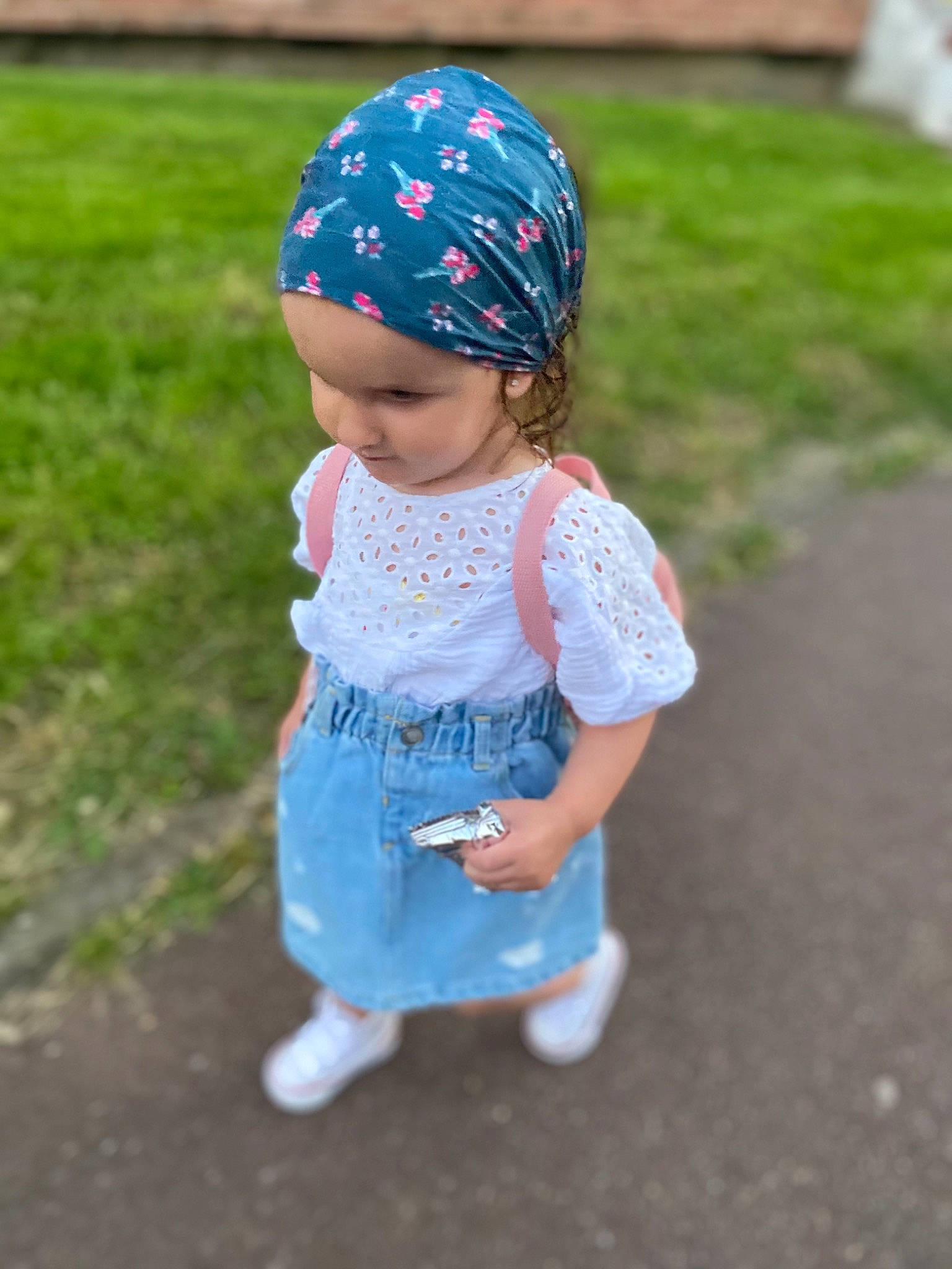 Inaya a rejoint le concours — aidez-le/la à gagner de superbes lots ! baby_toddler_clothing, cap, child, electric_blue, eye, face, fashion_accessory, grass, happy, head, leisure, pattern, people_in_nature, person, recreation, sleeve, street_fashion, t_shirt, toddler, toy