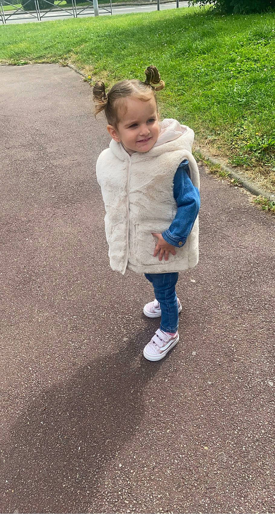 Inaya participe au concours pour gagner de l'argent avec cette photo : asphalt, baby_toddler_clothing, botany, denim, eye, fun, gesture, grass, grass_family, happy, human_body, joy, leisure, people_in_nature, person, plant, road_surface, sleeve, smile, sneakers