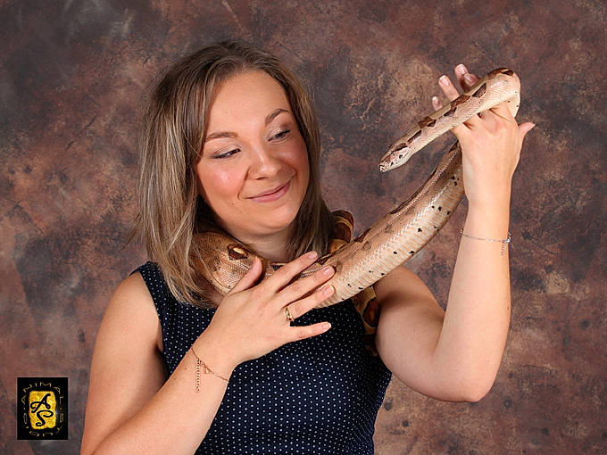 Quiet a rejoint le concours — aidez-le/la à gagner de superbes lots ! arm, blond, brown_hair, finger, girl, hand, long_hair, mouth, neck, person