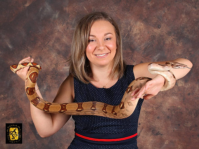 Quiet participe au concours pour gagner de l'argent avec cette photo : arm, brown_hair, finger, girl, hand, joy, mouth, muscle, neck, pattern, person, photo_shoot, photography, portrait_photography, smile, thumb
