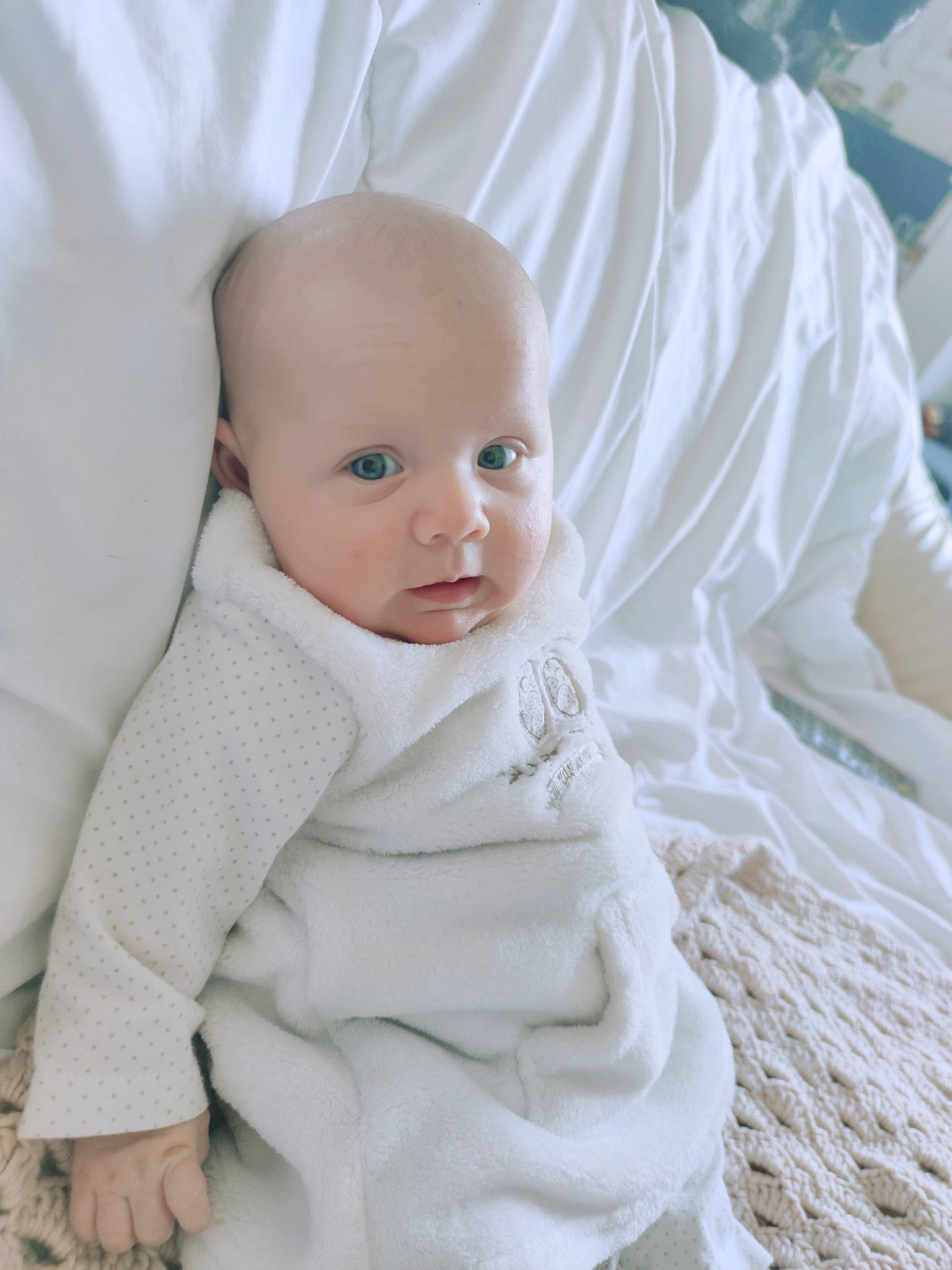 Léonie participe au concours pour gagner de l'argent avec cette photo : baby, baby_products, baby_toddler_clothing, cheek, child, collar, comfort, face, flooring, fur, iris, linens, outerwear, person, product, sitting, skin, sleeve, smile, toddler