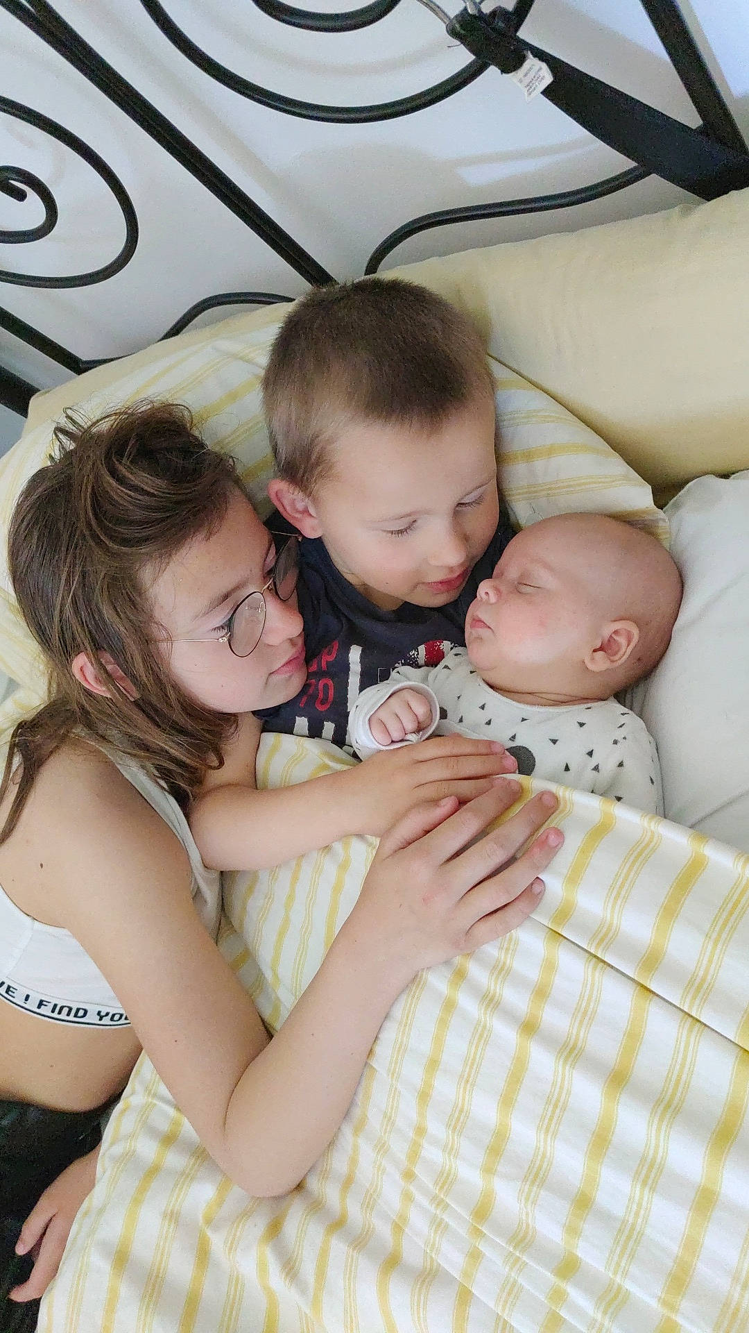 Léonie participe au concours pour gagner de l'argent avec cette photo : arm, baby, baby_toddler_clothing, beauty, cheek, child, comfort, couch, eye, face, facial_expression, finger, fun, gesture, happy, iris, person, skin, smile, toddler