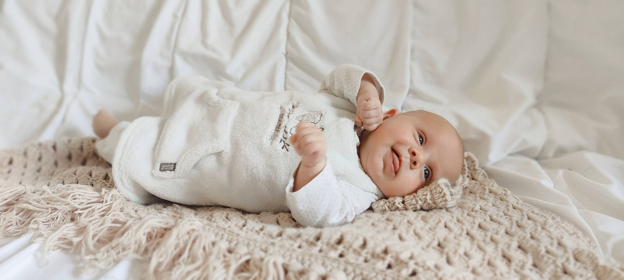 Léonie a rejoint le concours — aidez-le/la à gagner de superbes lots ! arm, art, baby, baby_sleeping, baby_toddler_clothing, child, comfort, eye, fashion_accessory, flash_photography, flooring, grass, hand, happy, linens, person, sitting, skin, sleeve, toddler