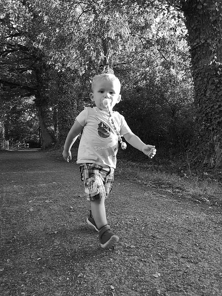 Timothy a rejoint le concours — aidez-le/la à gagner de superbes lots ! black, black_and_white, child, fun, girl, grass, monochrome, monochrome_photography, nature, person, photograph, photography, plant, recreation, snapshot, standing, toddler, tree, white, woody_plant