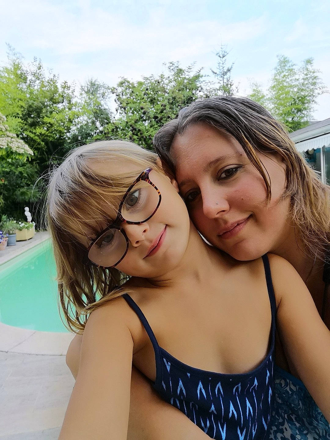 Dorine a rejoint le concours — aidez-le/la à gagner de superbes lots ! beauty, black_hair, brown_hair, eyewear, fun, girl, glasses, long_hair, person, smile, summer, sunglasses, vacation, vision_care