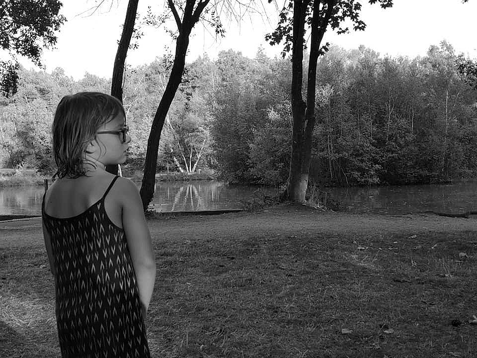 Dorine participe au concours pour gagner de l'argent avec cette photo : beauty, black, black_and_white, girl, grass, lady, monochrome, monochrome_photography, nature, person, photograph, photography, plant, sky, standing, sunlight, tree, white, woman, woody_plant