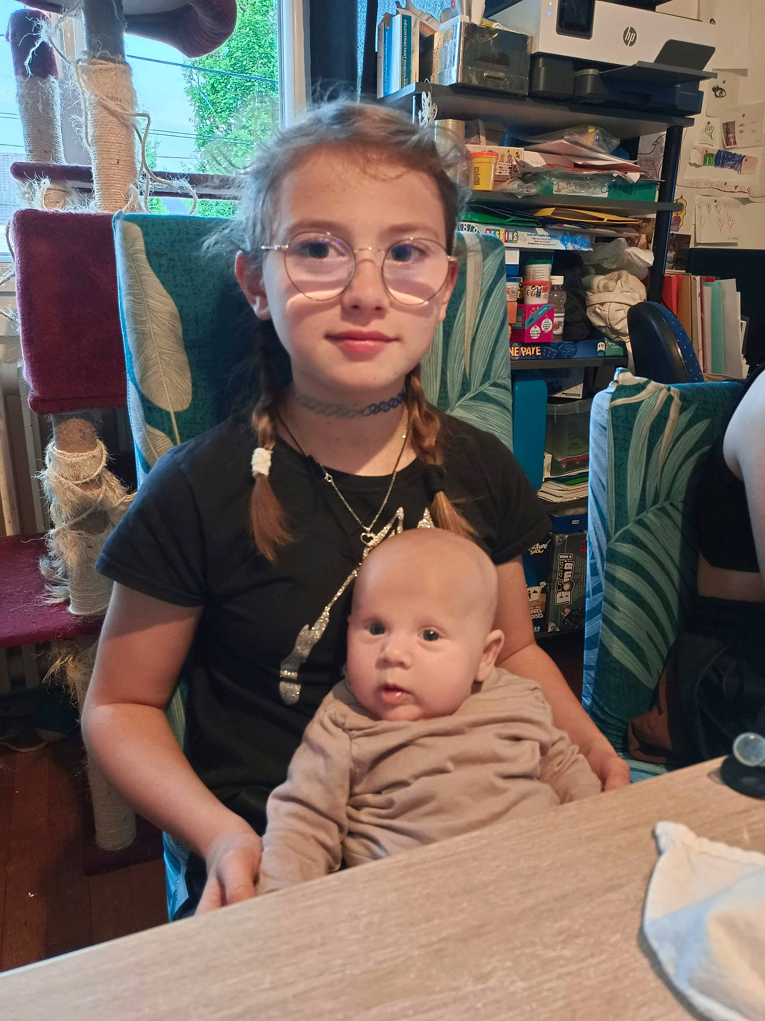 Dorine a rejoint le concours — aidez-le/la à gagner de superbes lots ! baby, chair, child, event, eyewear, fun, joy, person, plate, room, shelf, sitting, skin, smile, standing, t_shirt, table, tableware, toddler, vacation