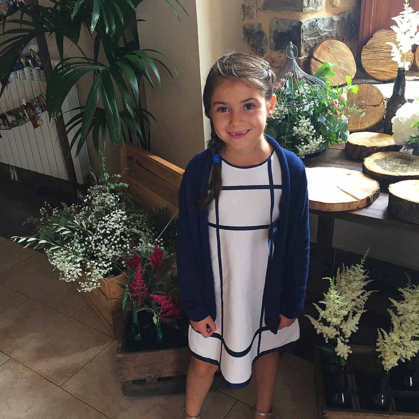 Océane a rejoint le concours — aidez-le/la à gagner de superbes lots ! flower, plant, sitting, tree, vacation, window