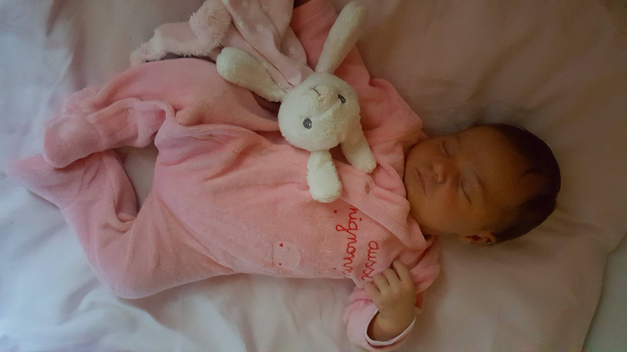 Emily a rejoint le concours — aidez-le/la à gagner de superbes lots ! baby, baby_products, baby_sleeping, bedtime, birth, child, hand, person, pink, product, skin