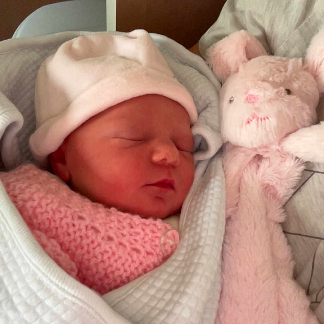 Louélyne a rejoint le concours — aidez-le/la à gagner de superbes lots ! baby, blanket, bunny, child, cozy, cute, face, hat, indoor, infant, knitwear, newborn, peaceful, pink, plush_toy, portrait, rest, sleeping, soft, wrapped