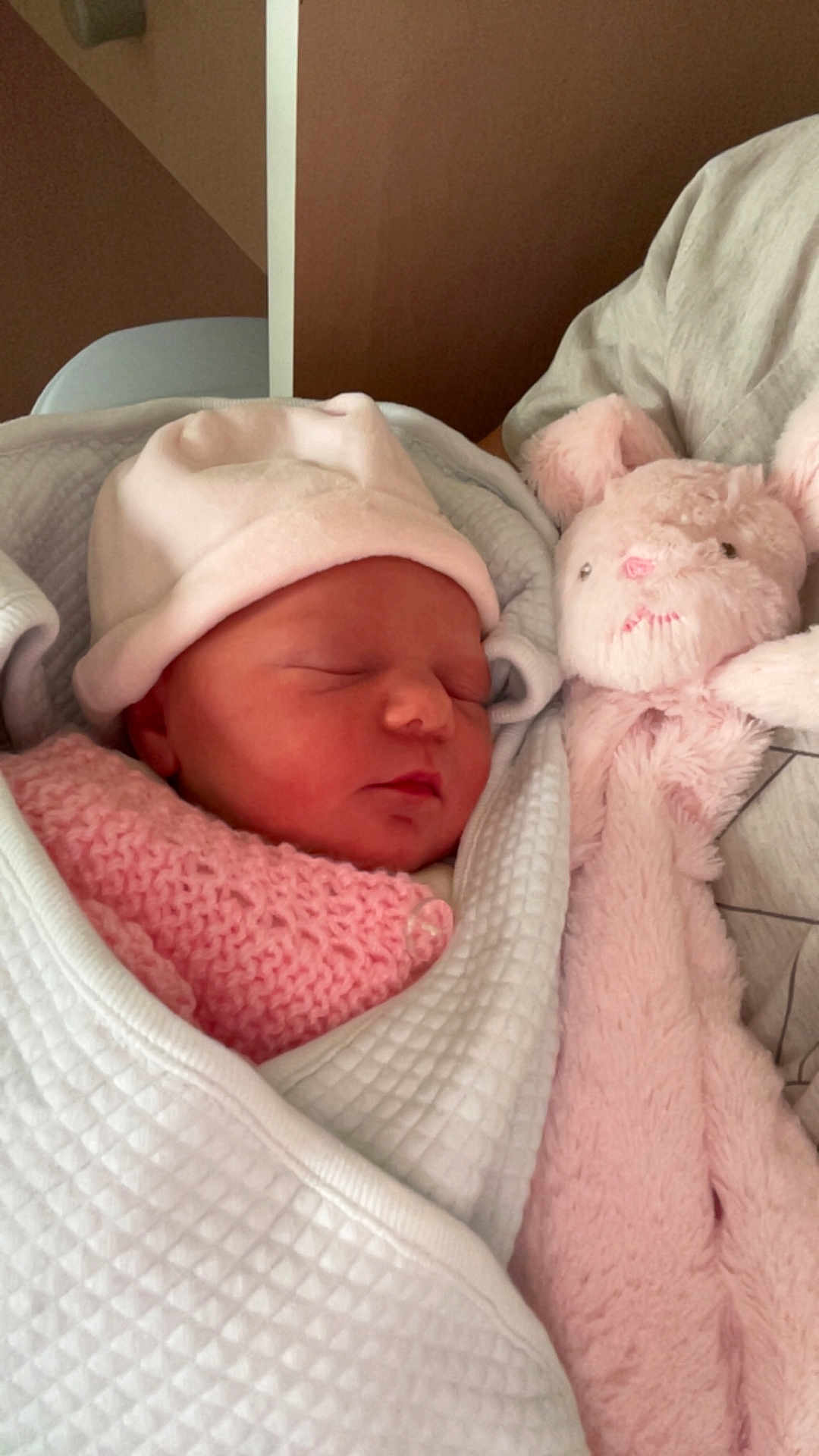 Louélyne a rejoint le concours — aidez-le/la à gagner de superbes lots ! newborn, baby, sleeping, blanket, hat, pink, knitwear, plush_toy, bunny, soft, cozy, indoor, child, cute, face, wrapped, peaceful, infant, rest, portrait
