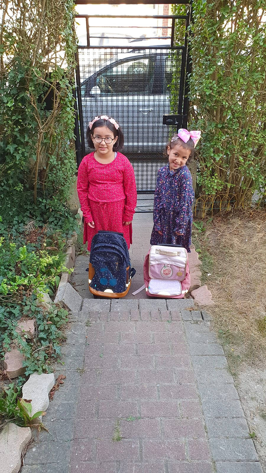 Soraya participe au concours pour gagner de l'argent avec cette photo : car, fence, garden, grass, joy, landscape, landscaping, lawn, leisure, people_in_nature, person, plant, recreation, shrub, sidewalk, sitting, smile, soil, tire, tree