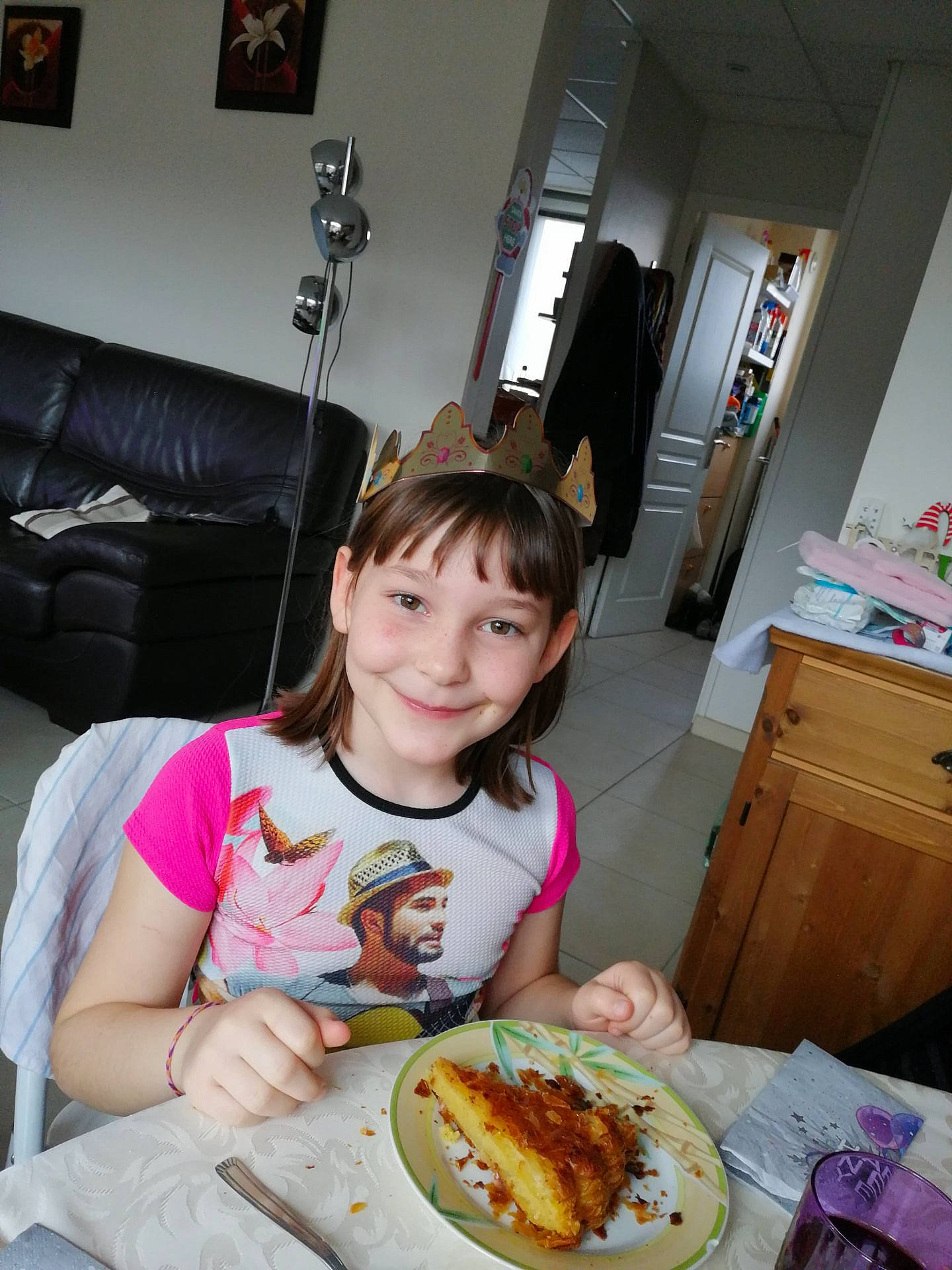 Lilou a rejoint le concours — aidez-le/la à gagner de superbes lots ! chair, comfort_food, cooking, couch, cuisine, dish, event, food, food_craving, fork, ingredient, joy, junk_food, person, picture_frame, plate, recipe, sharing, smile, table