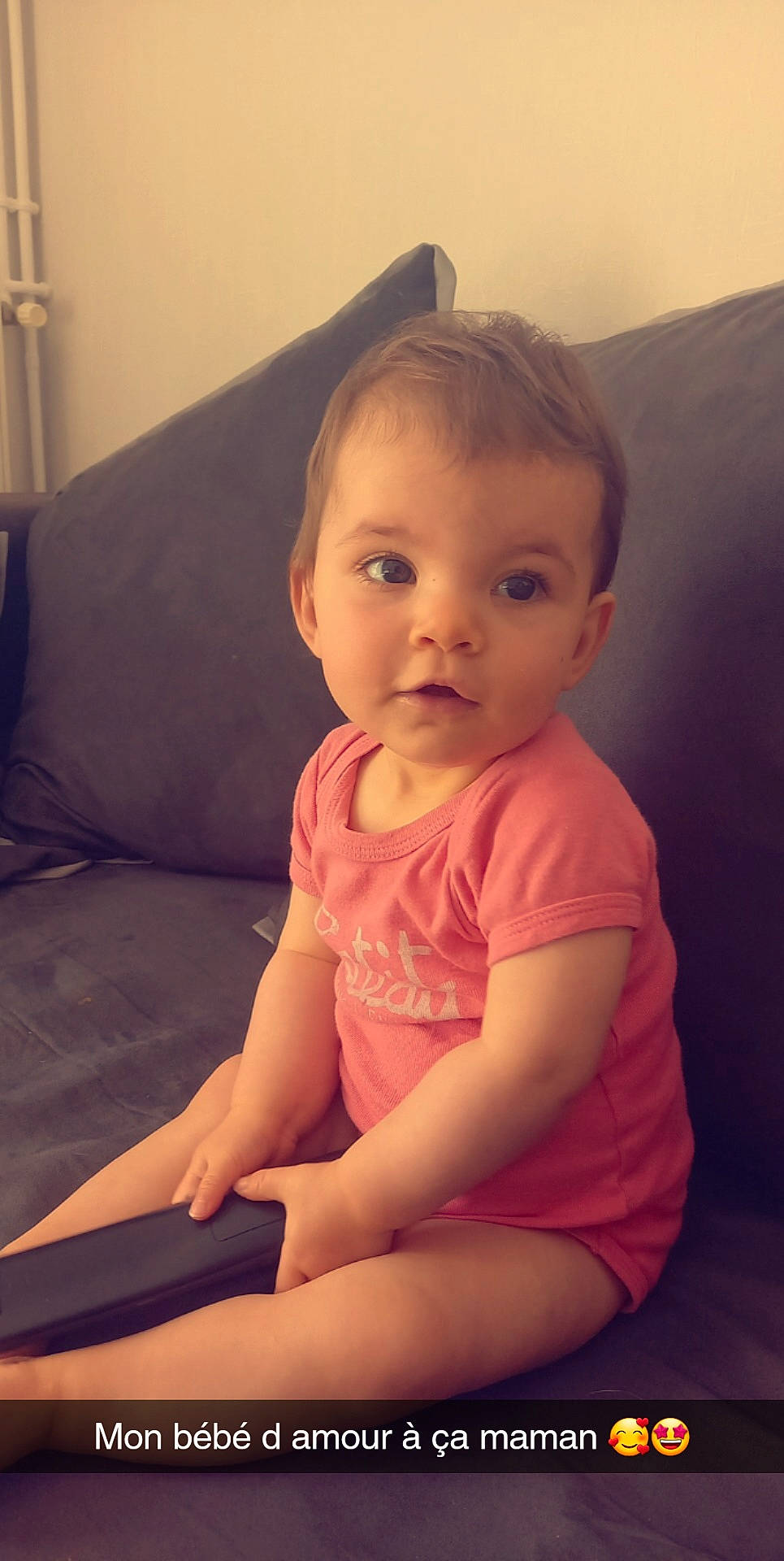 Lola a rejoint le concours — aidez-le/la à gagner de superbes lots ! baby, baby_toddler_clothing, cheek, chin, comfort, eye, eyebrow, face, finger, hair, iris, lamp, lip, mouth, neck, nose, person, shoulder, skin, sleeve