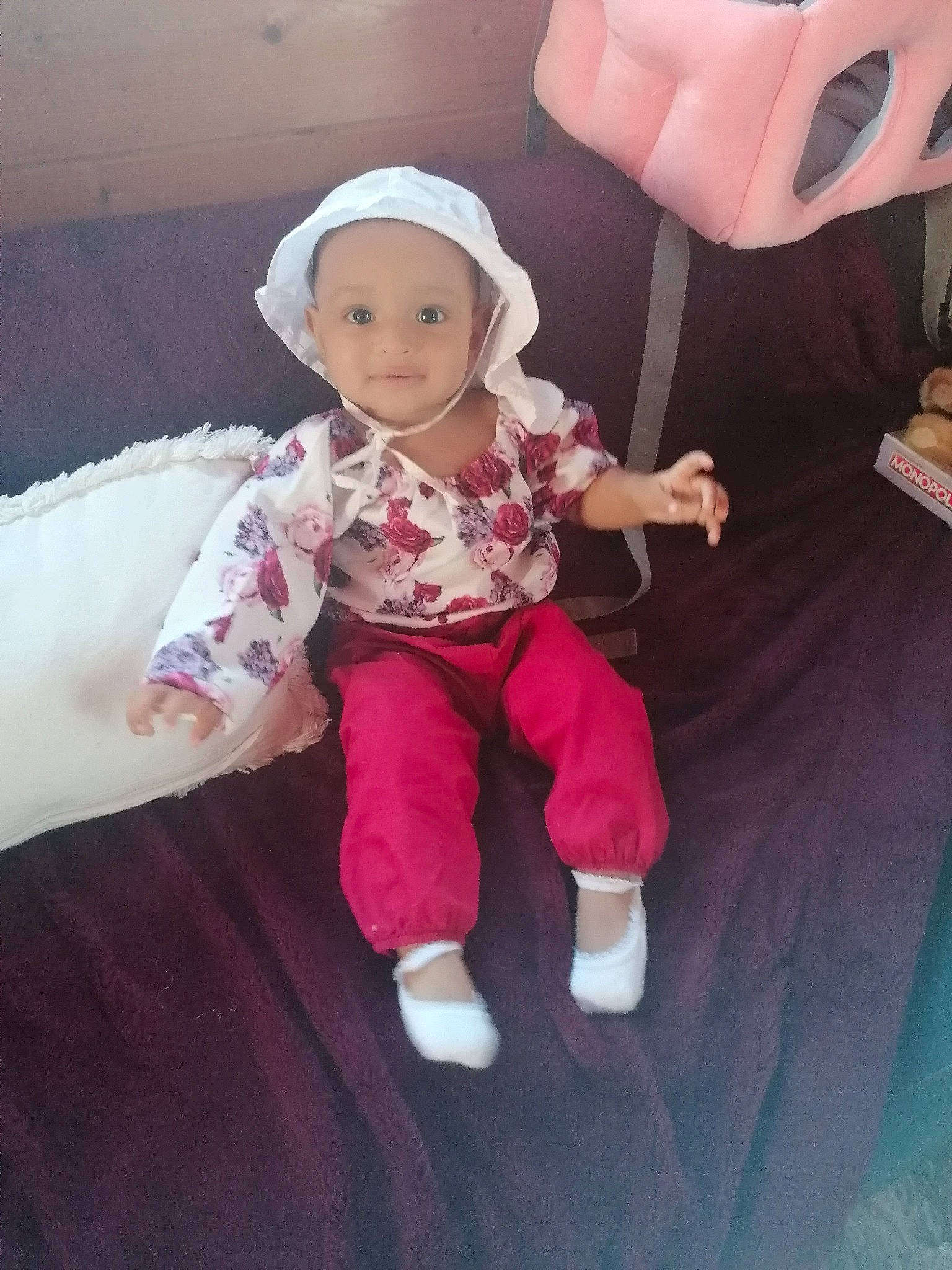 Jaya a rejoint le concours — aidez-le/la à gagner de superbes lots ! baby, baby_toddler_clothing, child, comfort, cool, finger, fun, happy, headwear, lap, leg, mouth, person, pink, product, skin, sleeve, smile, t_shirt, toddler