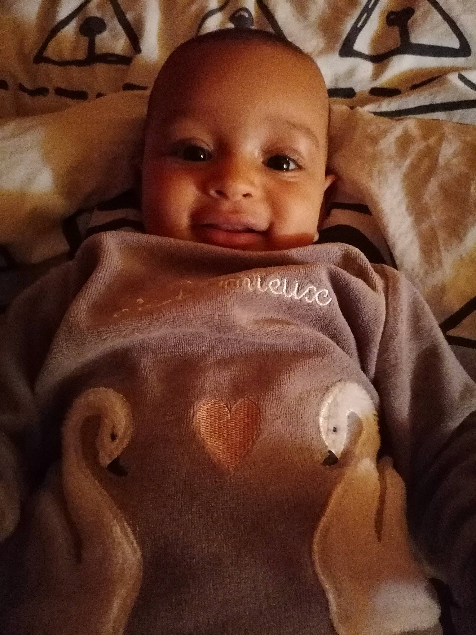 Jaya a rejoint le concours — aidez-le/la à gagner de superbes lots ! cheek, chin, ear, eye, eyebrow, eyelash, face, finger, forehead, hairstyle, head, iris, lip, mouth, neck, nose, outerwear, person, skin, sleeve