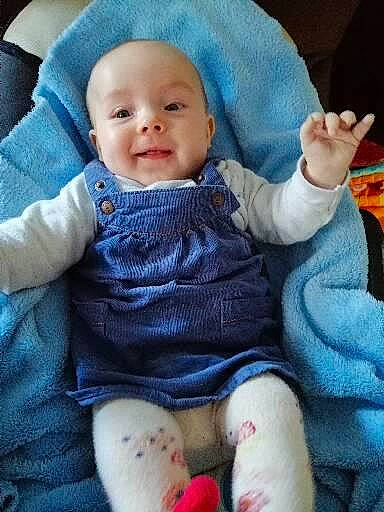 Apolline participe au concours pour gagner de l'argent avec cette photo : baby, baby_toddler_clothing, chair, cheek, child, comfort, cool, electric_blue, eye, face, finger, gesture, hand, head, iris, lap, person, skin, sleeve, smile