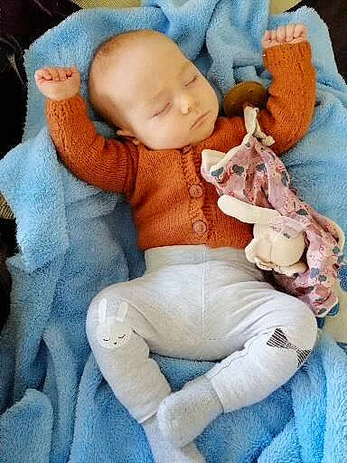 Apolline a rejoint le concours — aidez-le/la à gagner de superbes lots ! baby, baby_products, baby_sleeping, baby_toddler_clothing, blue, cheek, child, comfort, eye, head, human_body, linens, person, purple, sitting, skin, stuffed_toy, textile, toddler, wool