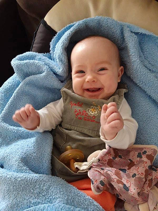 Apolline participe au concours pour gagner de l'argent avec cette photo : baby, baby_toddler_clothing, cheek, chin, comfort, eye, face, finger, gesture, hand, happy, head, headwear, mouth, nose, outerwear, person, skin, sleeve, smile