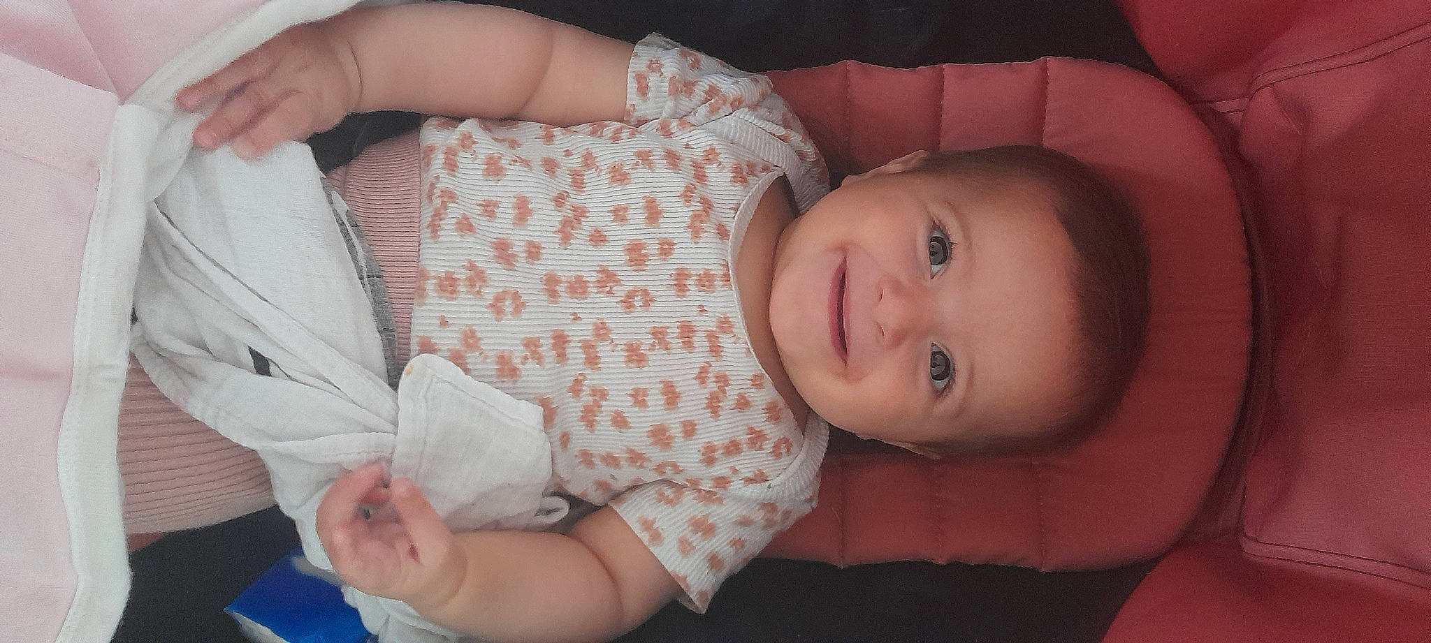 Noa-rose a rejoint le concours — aidez-le/la à gagner de superbes lots ! arm, baby, baby_toddler_clothing, cheek, comfort, eye, facial_expression, finger, hand, human_body, iris, joy, lip, mammal, mouth, nose, person, product, skin, sleeve