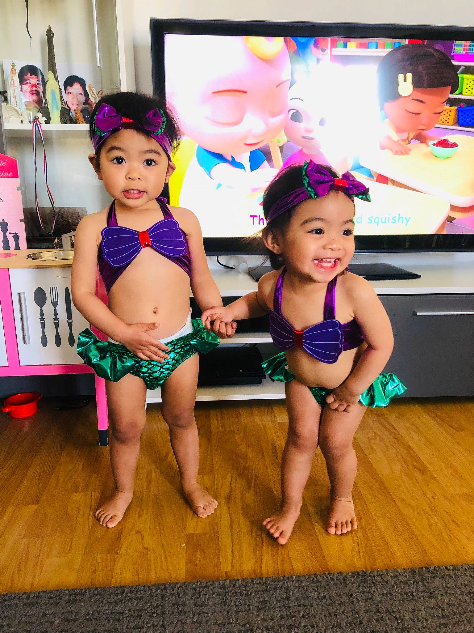 Chelsea participe au concours pour gagner de l'argent avec cette photo : abdomen, barefoot, chest, child, event, flooring, foot, fun, happy, headwear, human_leg, joy, leg, leisure, magenta, person, play, summer, swimwear, thigh