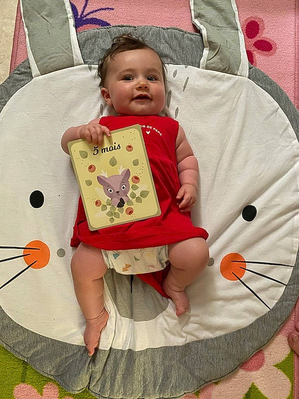 Joana a rejoint le concours — aidez-le/la à gagner de superbes lots ! baby, baby_carriage, baby_products, baby_toddler_clothing, bag, cheek, child, event, fashion_accessory, happy, head, pattern, person, pink, sitting, sleeve, smile, t_shirt, textile, toddler