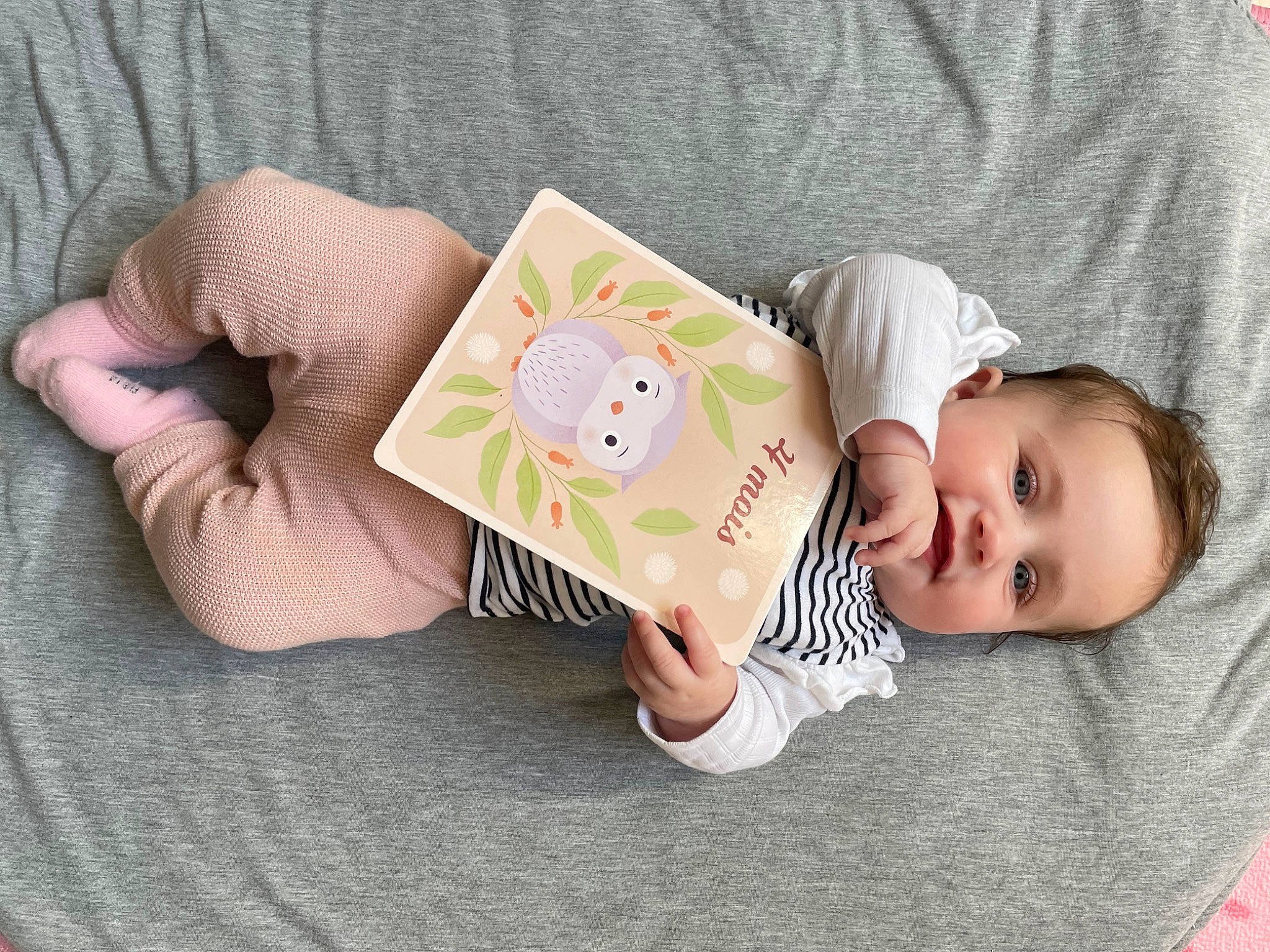 Joana participe au concours pour gagner de l'argent avec cette photo : baby, baby_products, baby_safety, baby_sleeping, baby_toddler_clothing, child, comfort, face, finger, gesture, hand, happy, hat, linens, pattern, person, sitting, skin, sleeve, t_shirt