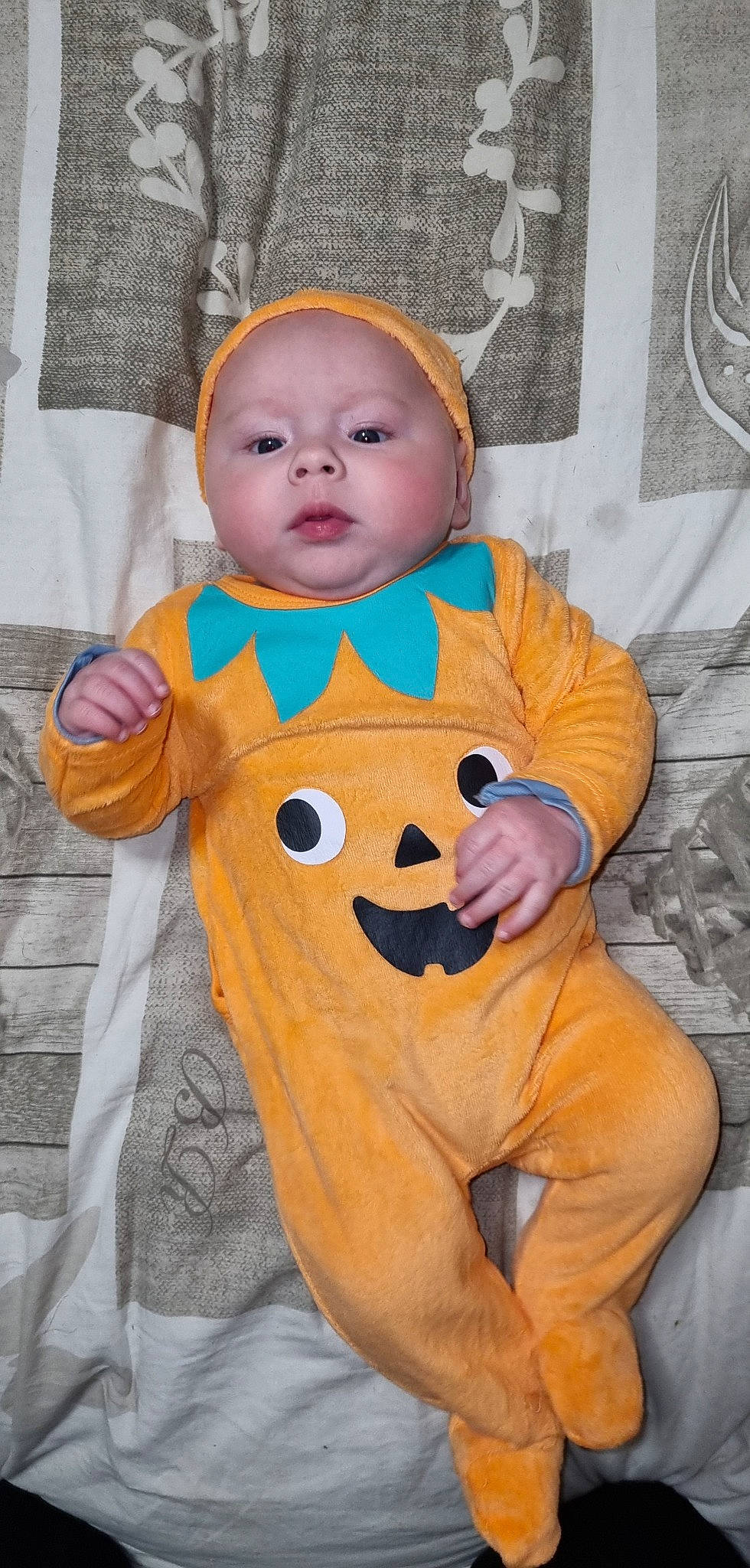 Samaël participe au concours pour gagner de l'argent avec cette photo : baby, baby_toddler_clothing, cheek, cool, costume, eye, finger, fun, hairstyle, happy, mammal, mouth, nose, orange, outerwear, person, skin, sleeve, stuffed_toy, t_shirt