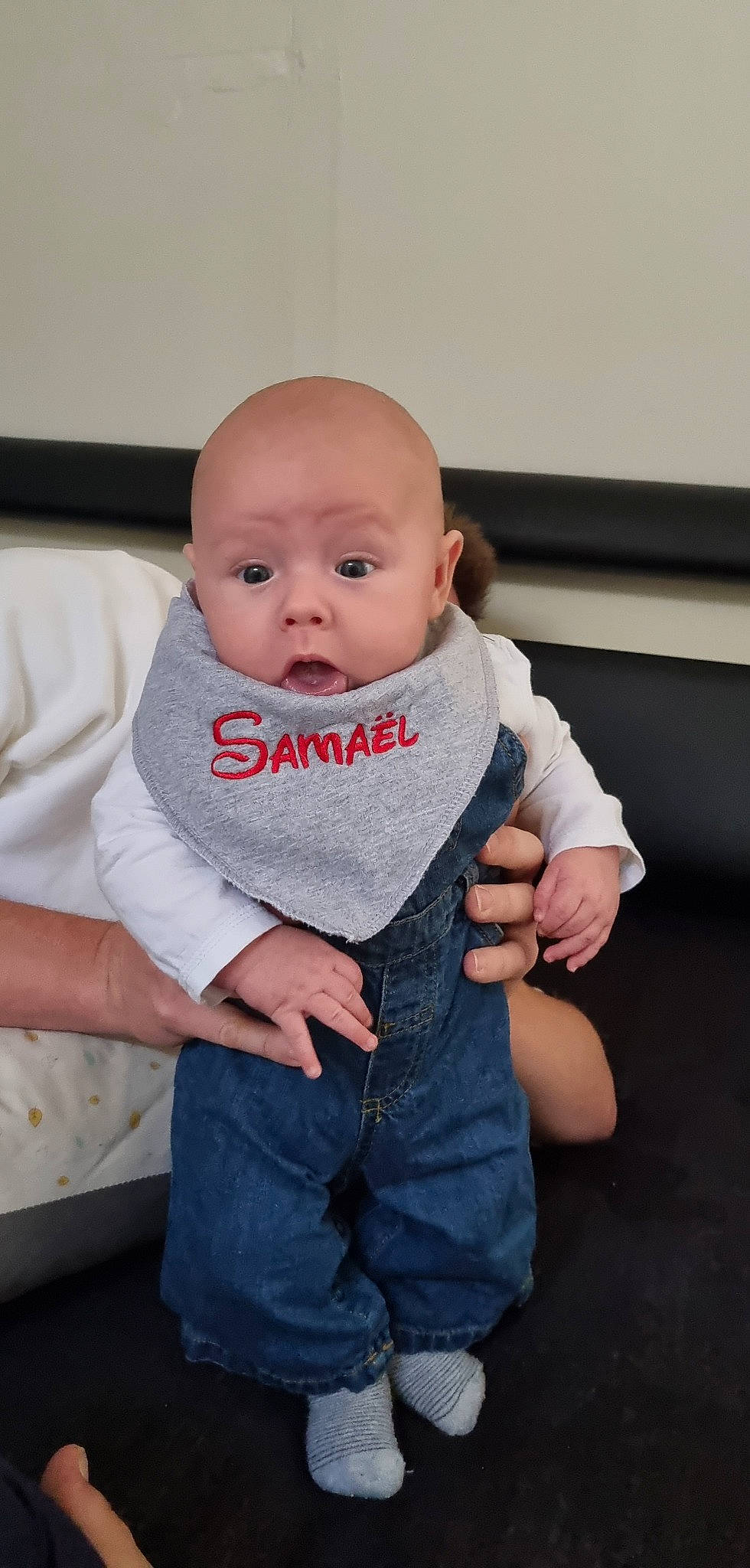 Samaël participe au concours pour gagner de l'argent avec cette photo : baby, baby_toddler_clothing, cheek, child, chin, comfort, facial_expression, finger, gesture, happy, iris, nail, neck, person, pink, product, sitting, skin, sleeve, surprise