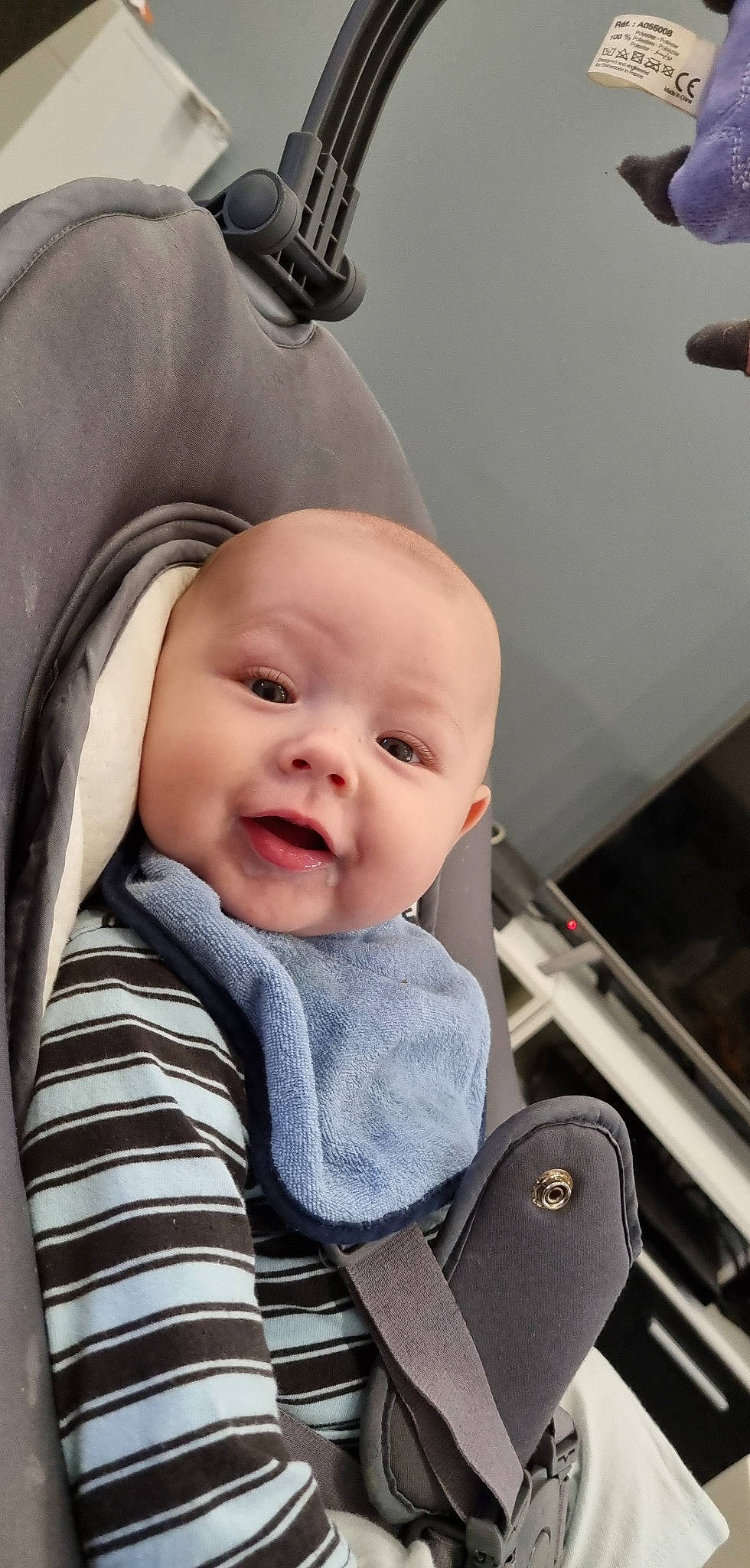 Samaël participe au concours pour gagner de l'argent avec cette photo : auto_part, baby, baby_carriage, baby_products, baby_toddler_clothing, car_seat, cheek, child, chin, collar, comfort, happy, iris, neck, nose, person, seat_belt, skin, sleeve, smile