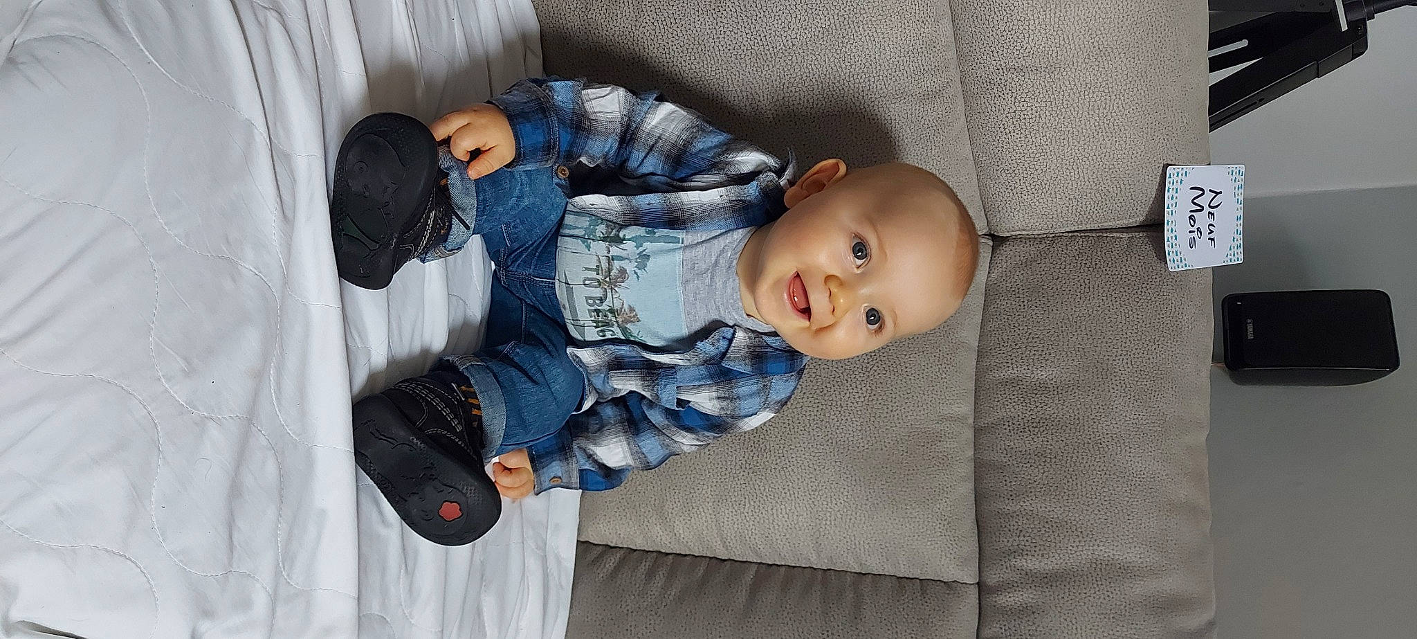 Abel a rejoint le concours — aidez-le/la à gagner de superbes lots ! baby, baby_products, baby_toddler_clothing, child, comfort, denim, electric_blue, flooring, grey, hand, jeans, joy, leg, outerwear, person, sitting, sleeve, smile, sneakers, toddler