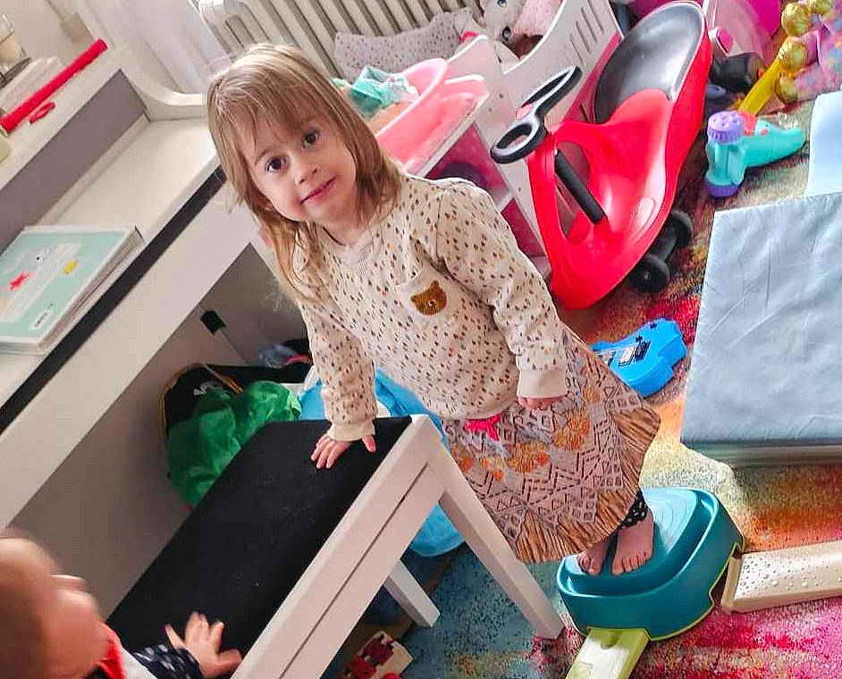 Camelia a rejoint le concours — aidez-le/la à gagner de superbes lots ! chair, child, comfort, fun, happy, home_appliance, joy, kindergarten, learning, leisure, magenta, party, pattern, person, pink, play, recreation, room, sitting, smile