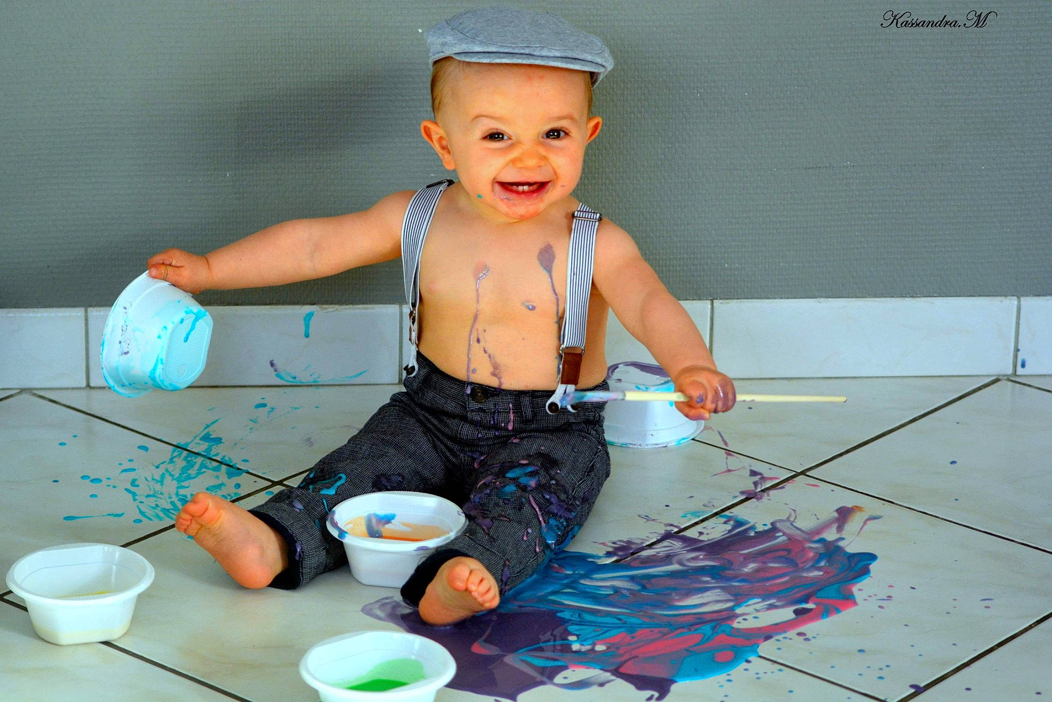 Kylian participe au concours pour gagner de l'argent avec cette photo : baby, child, floor, flooring, joy, person, play, toddler, washing