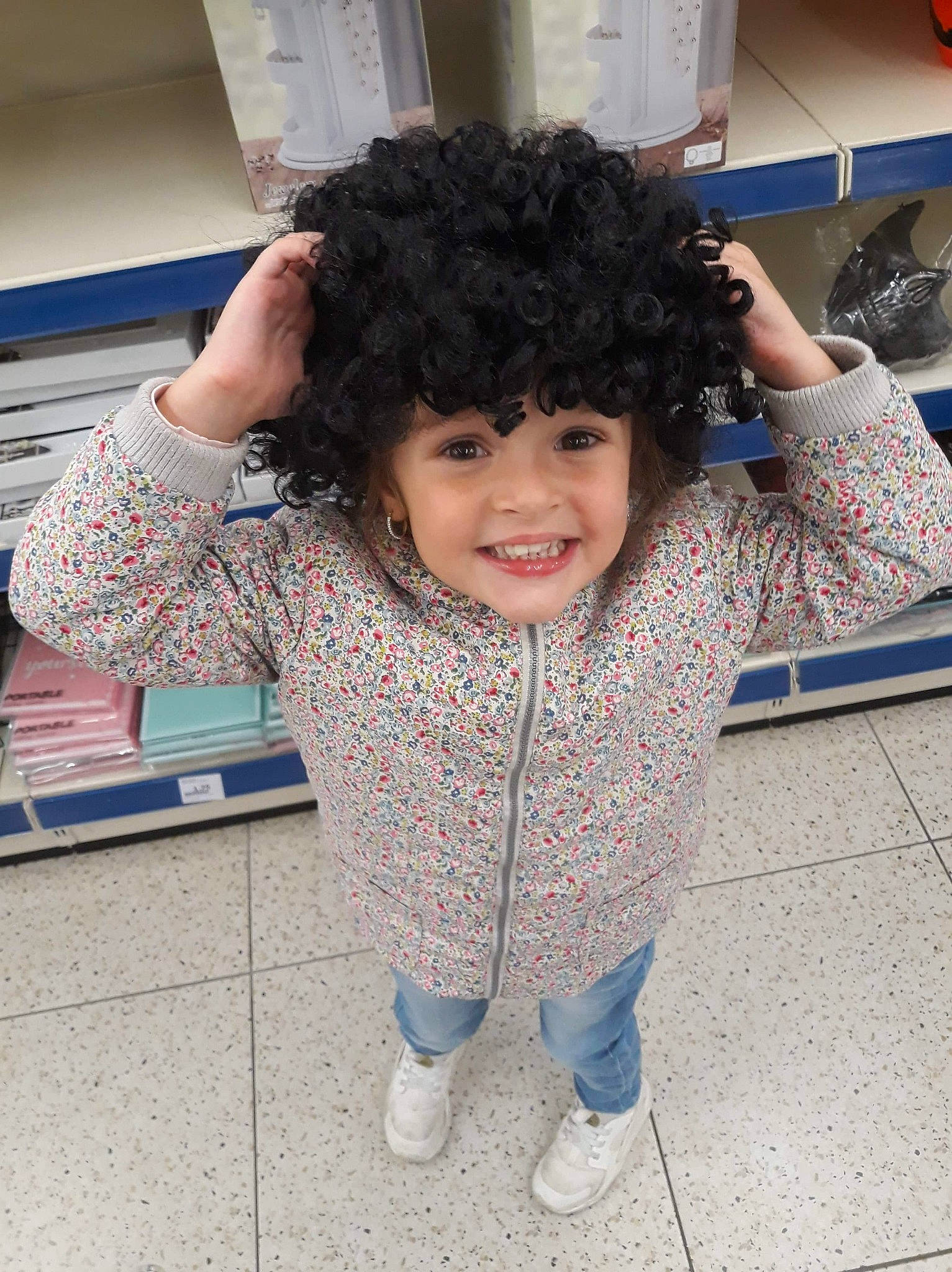 Rachel participe au concours pour gagner de l'argent avec cette photo : afro, black_hair, child, fun, girl, hair, hair_coloring, hairstyle, joy, person, smile, standing, toddler