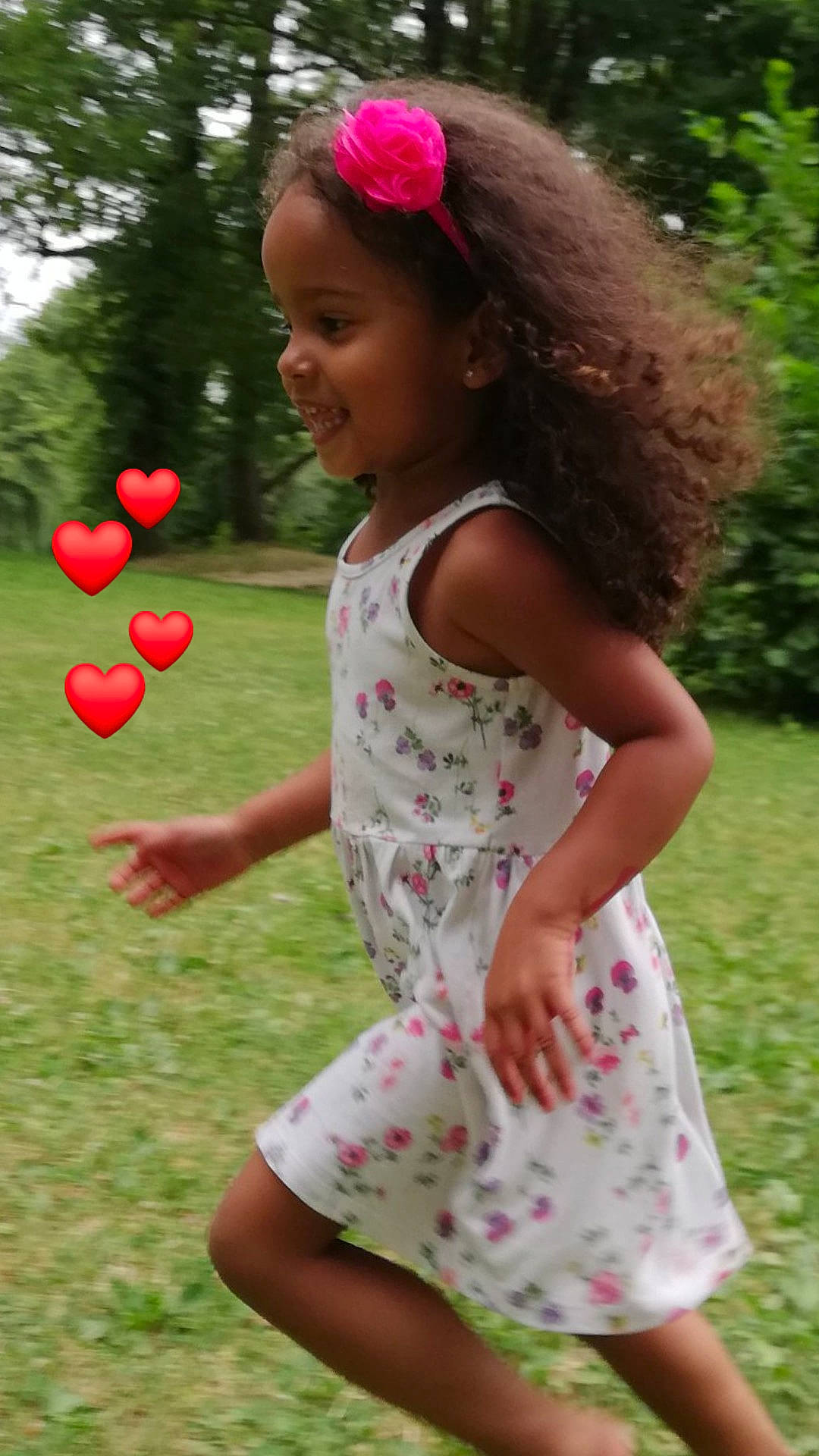 Inès participe au concours pour gagner de l'argent avec cette photo : baby_toddler_clothing, balloon, child, dress, party_supply, pattern, person, pink, play, summer, toddler