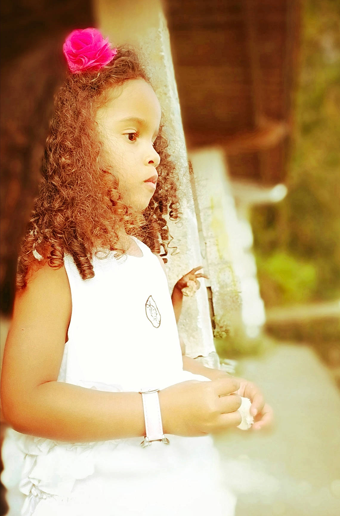 Inès a rejoint le concours — aidez-le/la à gagner de superbes lots ! beauty, brown_hair, child, child_model, dress, fashion_accessory, flower, hair, hair_accessory, headgear, headpiece, long_hair, person, photo_shoot, photograph, photography, pink, sunlight, yellow