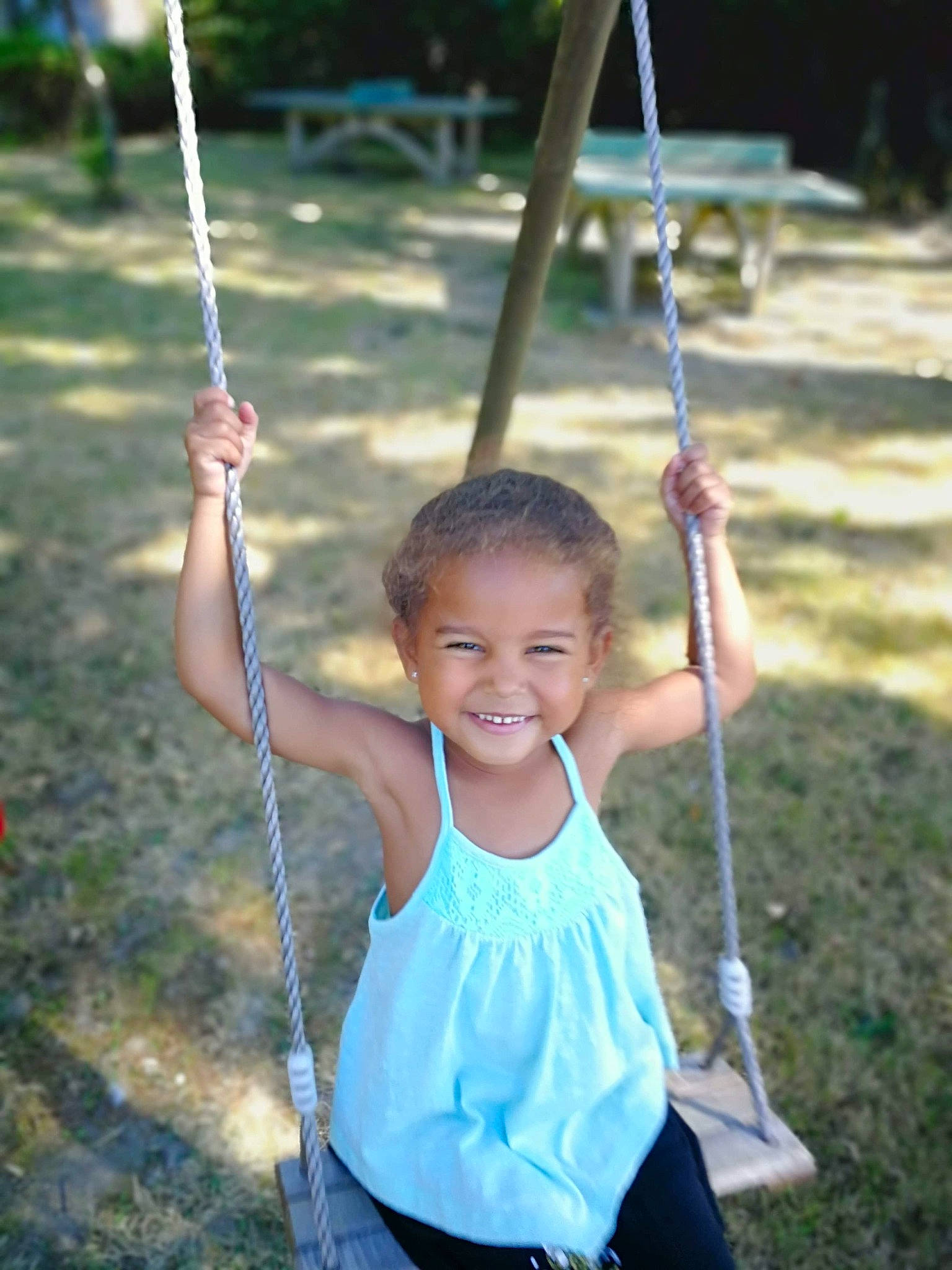 Inès a rejoint le concours — aidez-le/la à gagner de superbes lots ! child, fun, joy, outdoor_play_equipment, person, play, recreation, swing