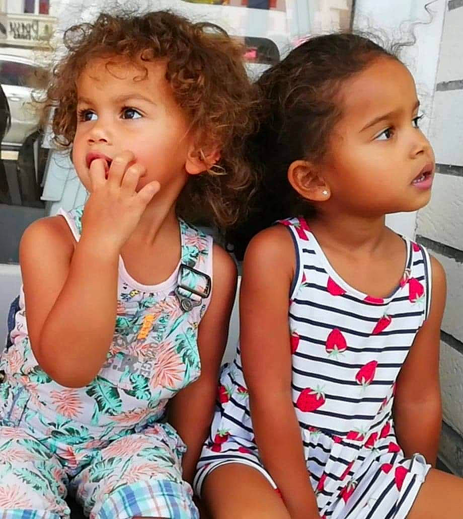 Tess Lily-rose participe au concours pour gagner de l'argent avec cette photo : child, child_model, face, happy, person, sibling, sitting, smile, summer, toddler