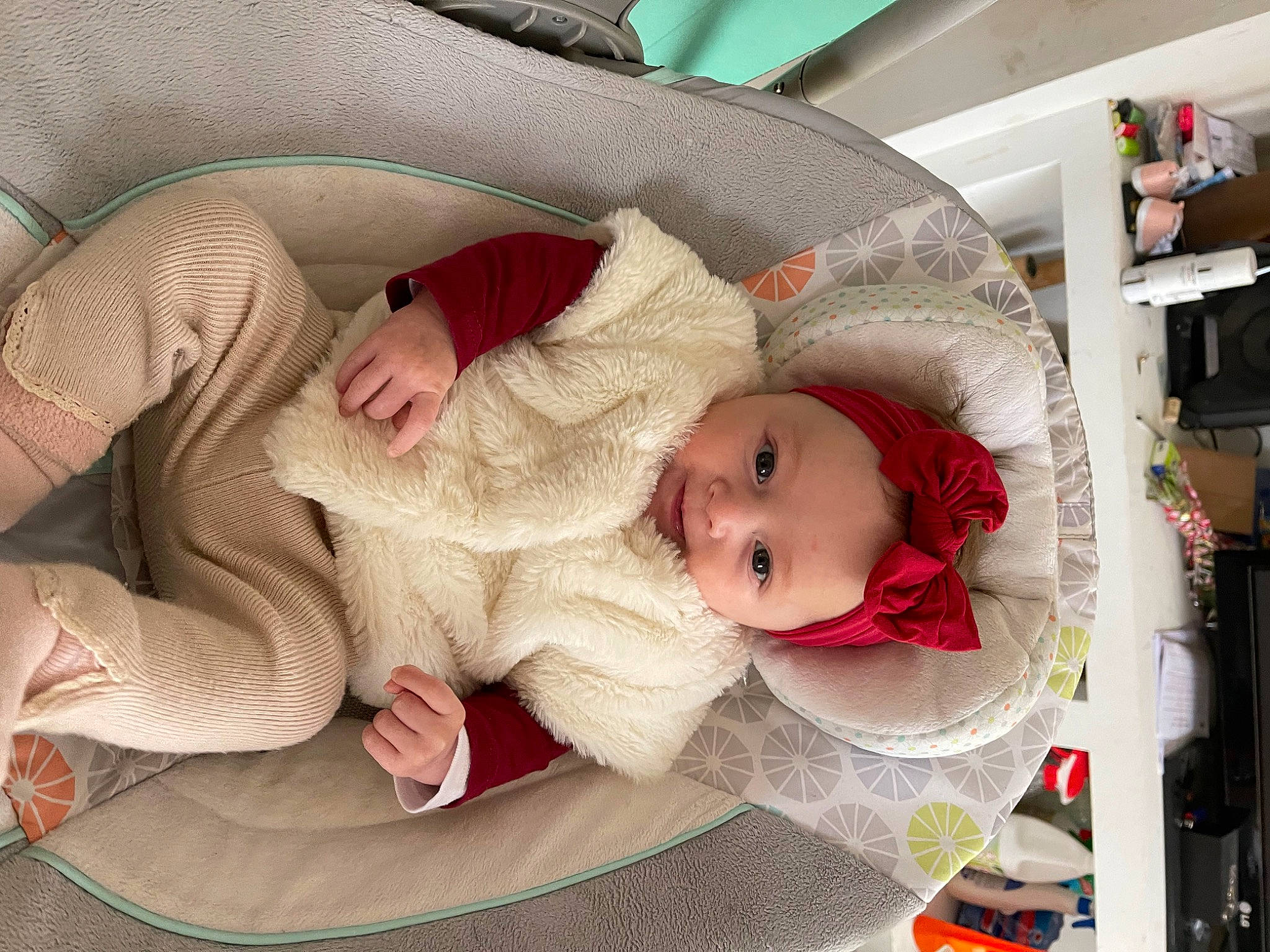 Clarysse participe au concours pour gagner de l'argent avec cette photo : baby, baby_carriage, baby_products, baby_safety, baby_sleeping, baby_toddler_clothing, child, comfort, flooring, lap, linens, nap, person, room, toddler, wood