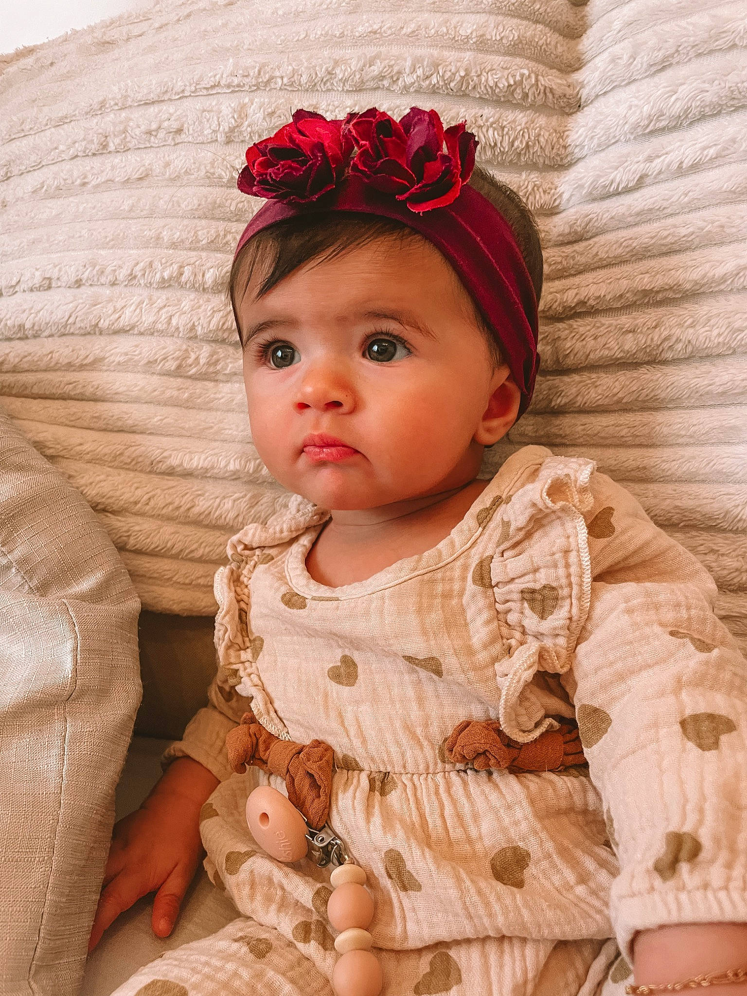 Noa a rejoint le concours — aidez-le/la à gagner de superbes lots ! baby, baby_toddler_clothing, cheek, child, day_dress, dress, embellishment, eye, face, headband, headgear, headpiece, headwear, lip, pattern, person, pink, skin, sleeve, textile