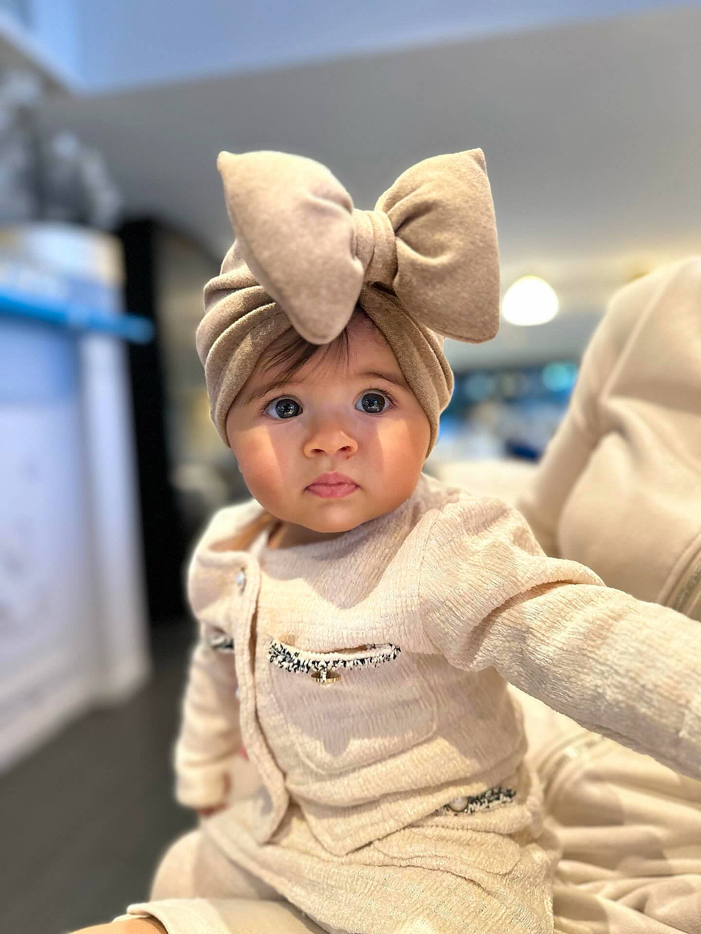 Noa participe au concours pour gagner de l'argent avec cette photo : baby, baby_safety, baby_toddler_clothing, bonnet, cap, cheek, child, comfort, costume_hat, ear, fashion_accessory, fun, happy, hat, headwear, linens, person, portrait_photography, room, sitting