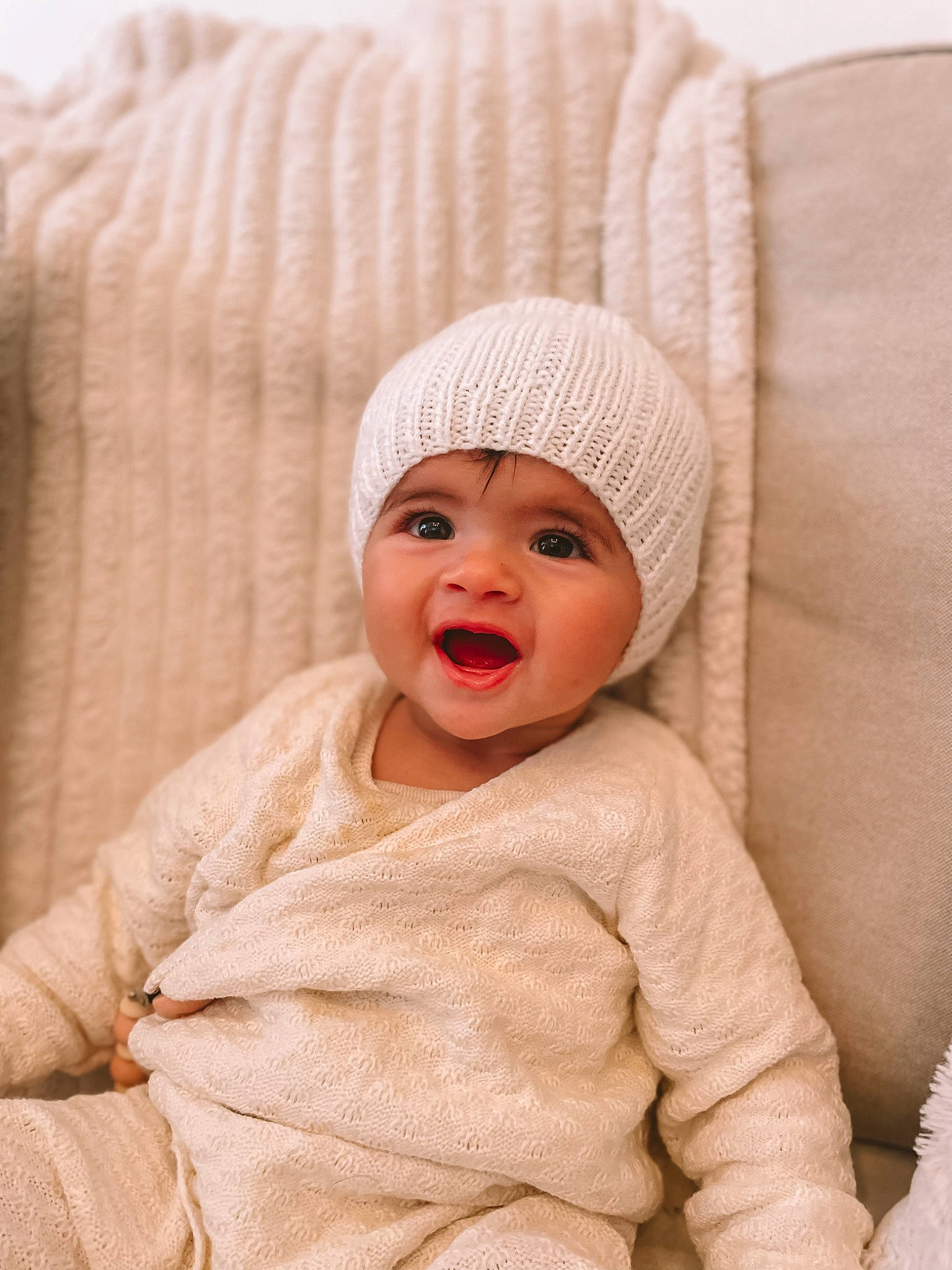 Noa participe au concours pour gagner de l'argent avec cette photo : baby, baby_sleeping, baby_toddler_clothing, cap, child, comfort, happy, headgear, headwear, human_body, knit_cap, linens, outerwear, peach, person, skin, sleeve, smile, textile, toddler